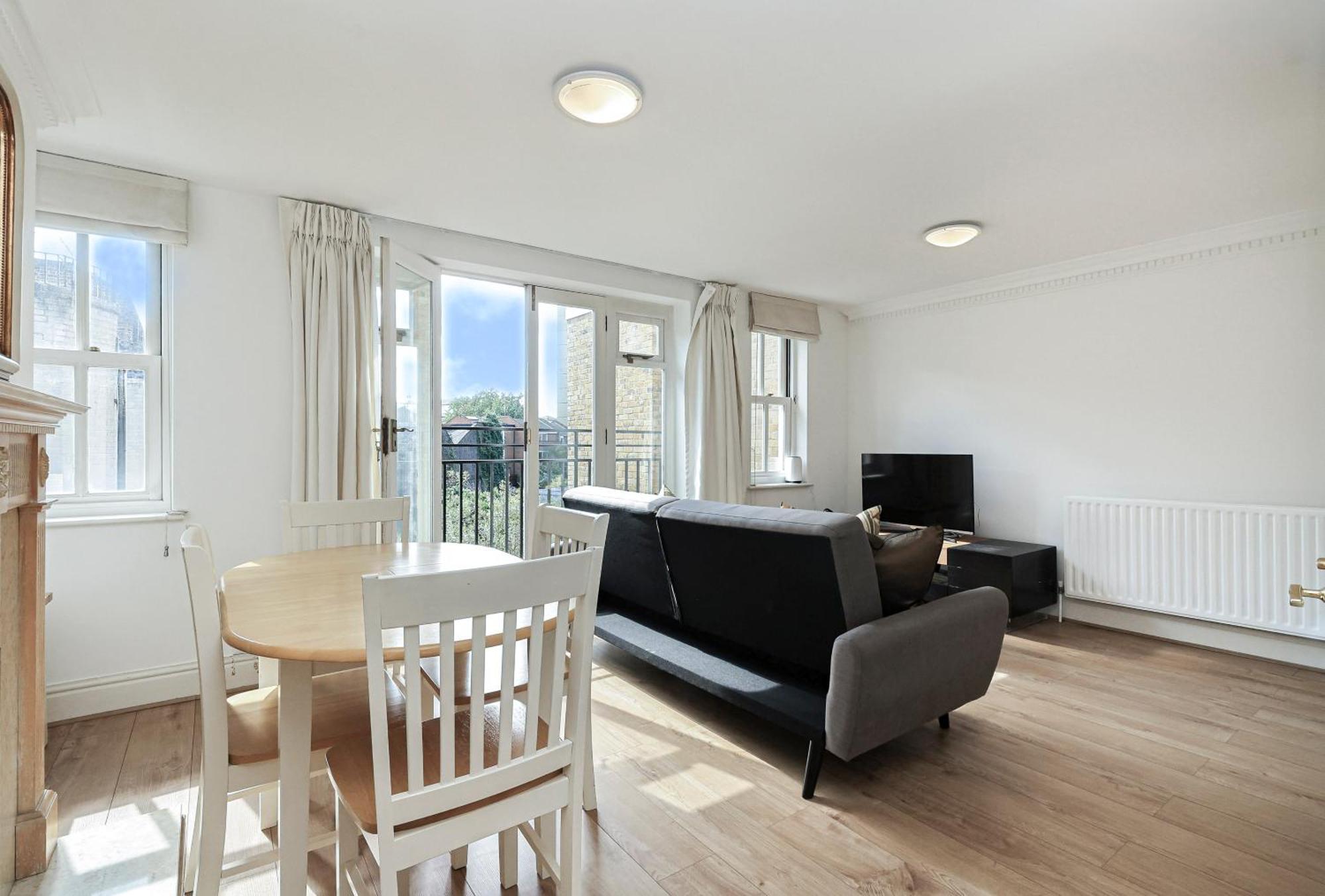 Two Bed Two Bath Kensington Apartment *