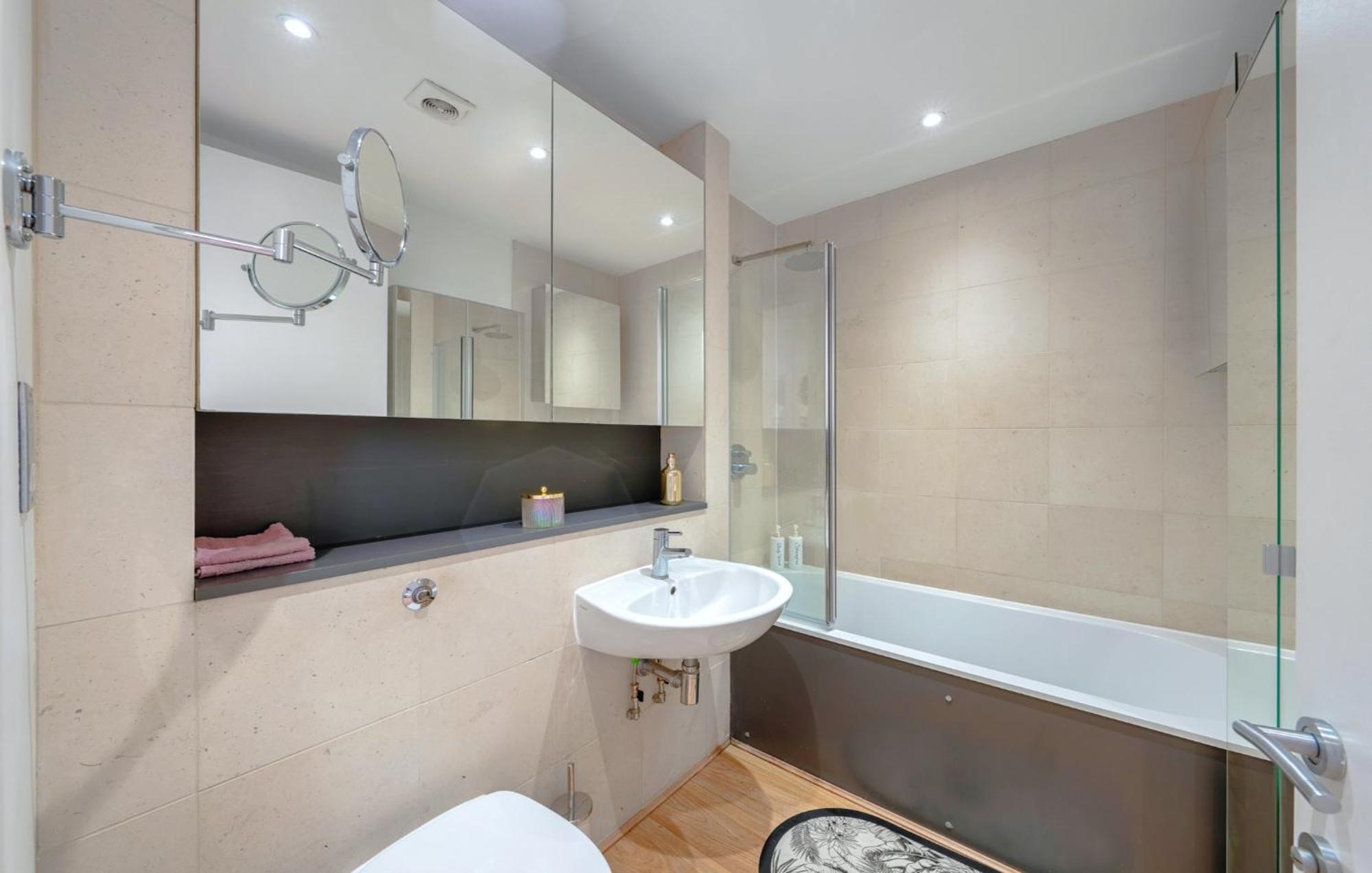 Designer Victorian Flat With Large Terrace Apartment