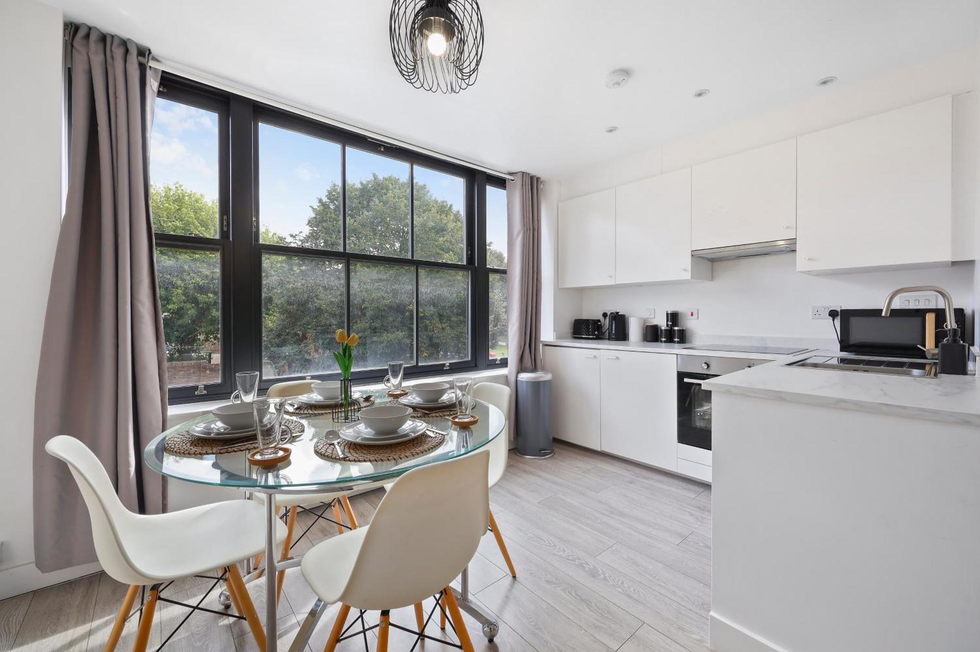 Stylish Large 3-bed Apartment, Quick Access To Sights, Free Parking Londen