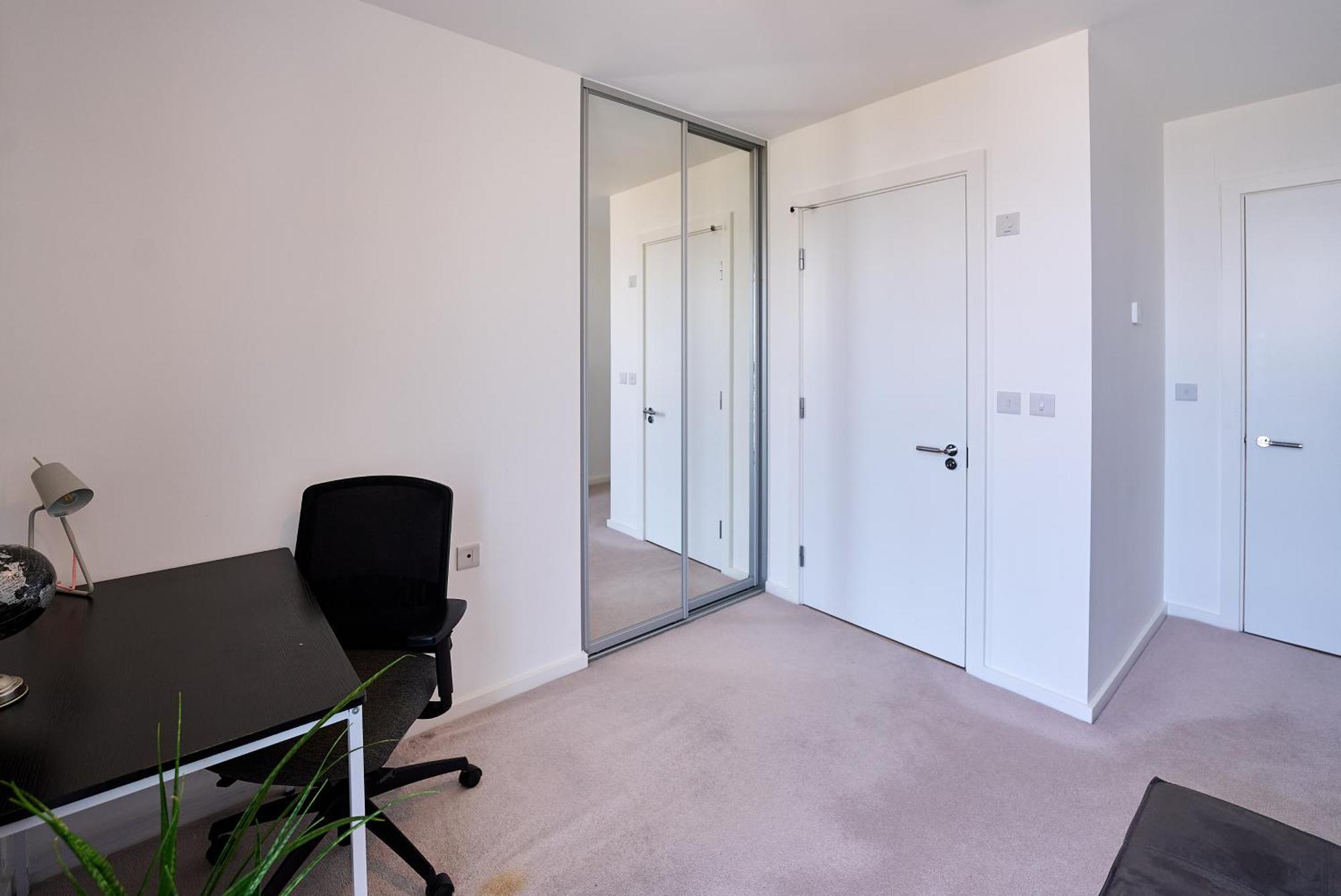 Skyline Views Retreat - Corsican Apartment London