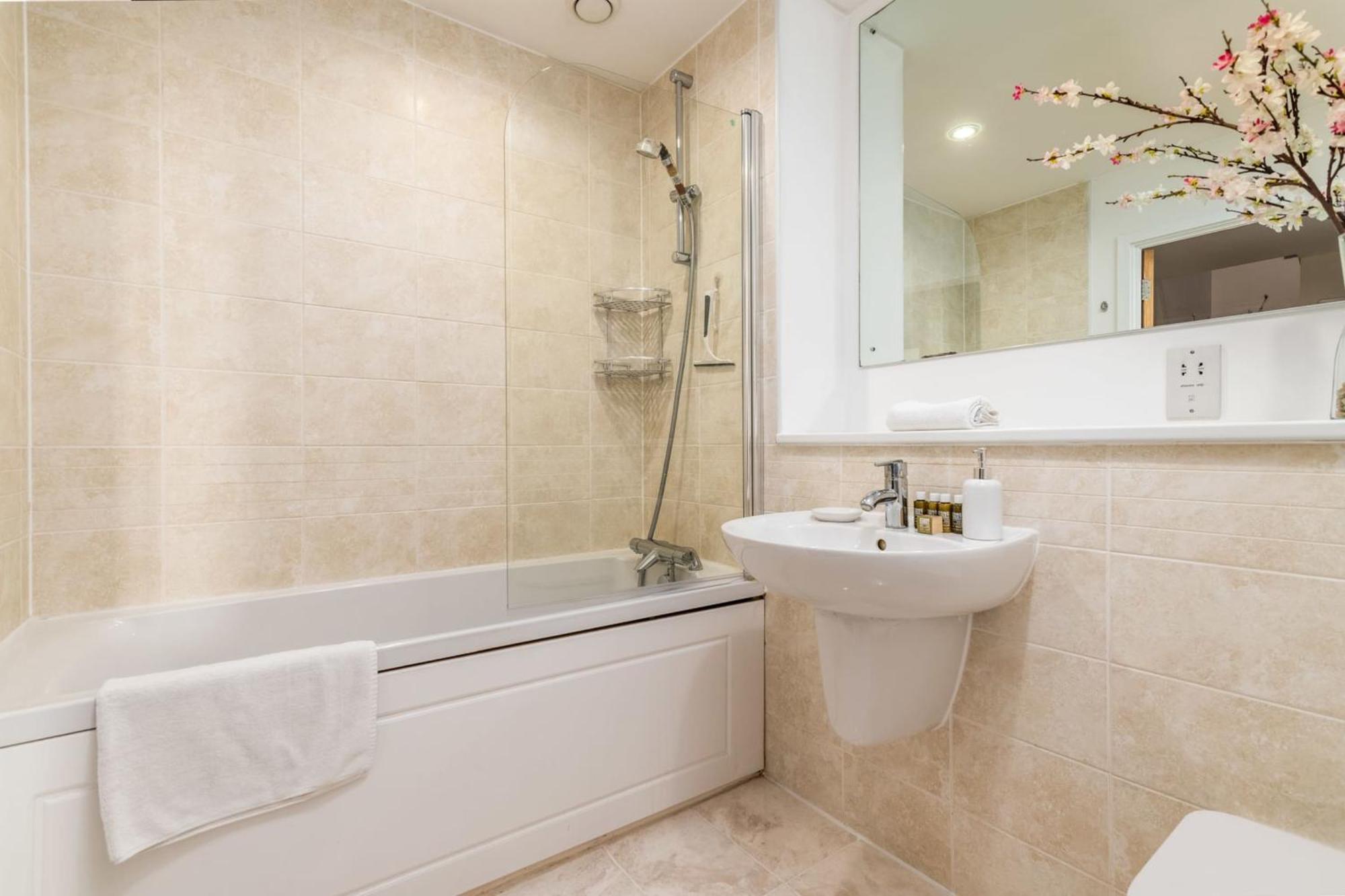 Modern Comfort Stratford 3br Duplex