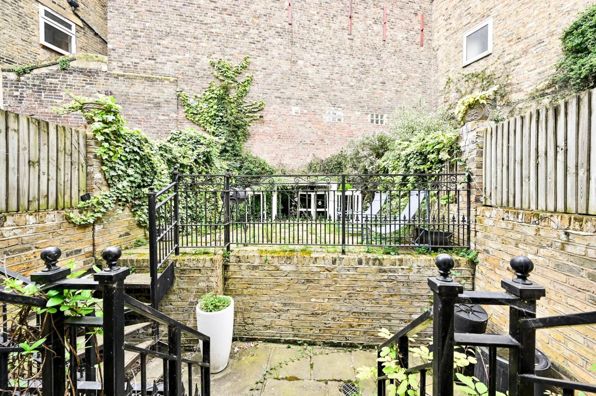 5 Bed House - Fancy - Sleep Up To 12 - Holiday home London