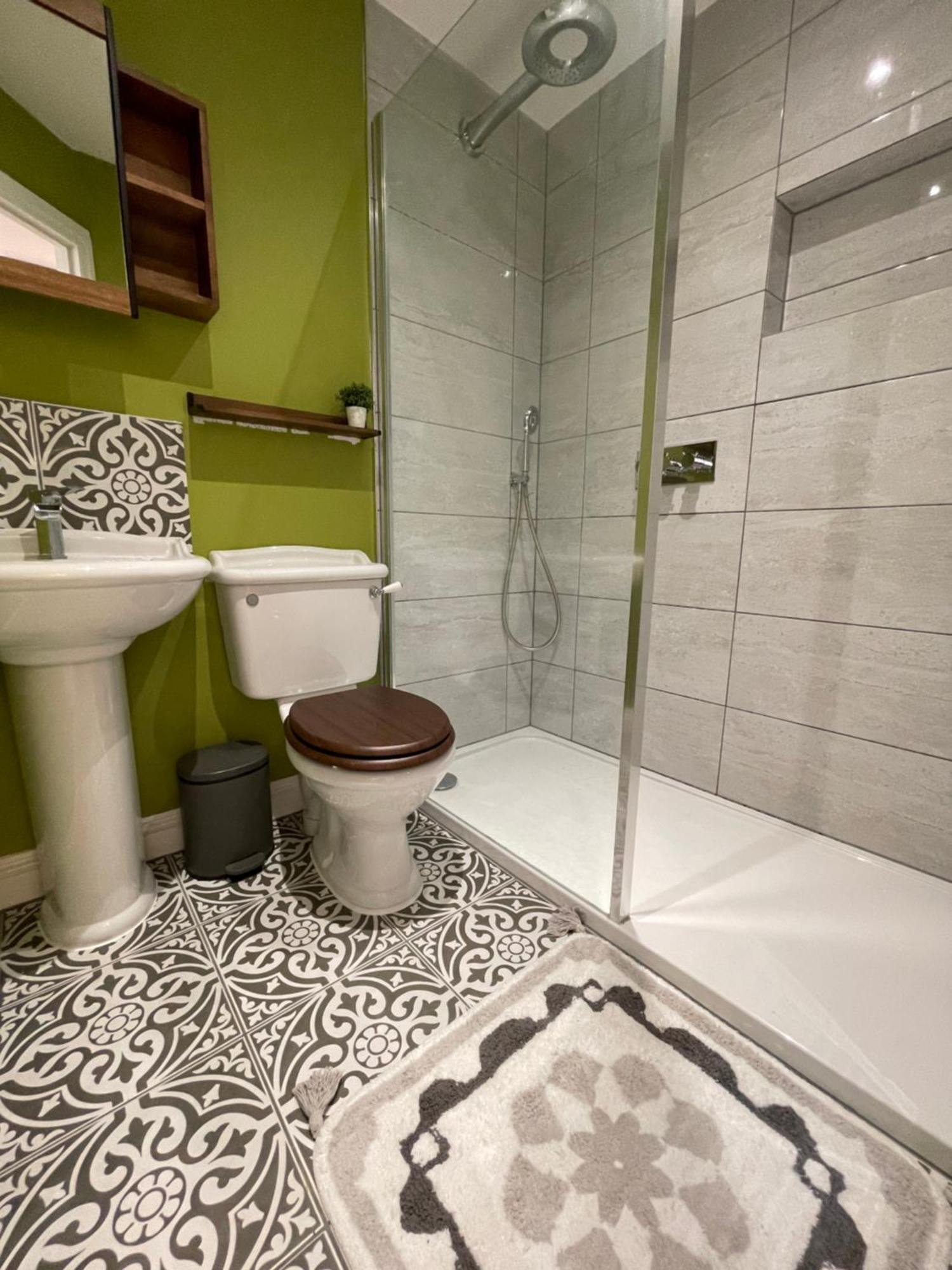 5 Bed House - Fancy - Sleep Up To 12 - Holiday home