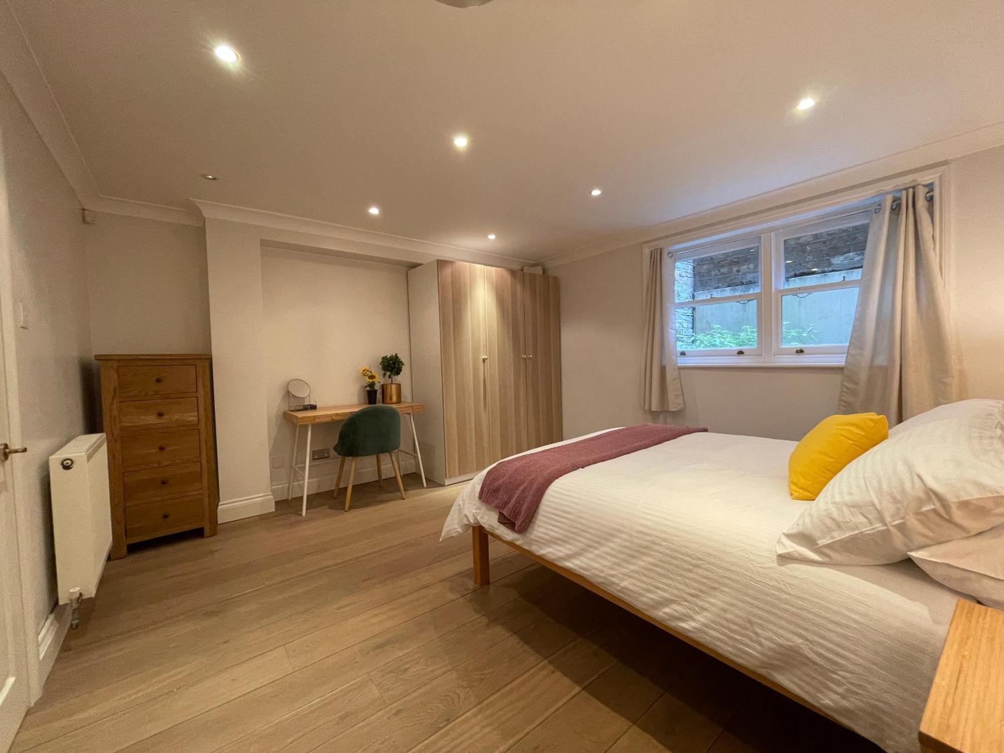 5 Bed House - Fancy - Sleep Up To 12 - Holiday home *
