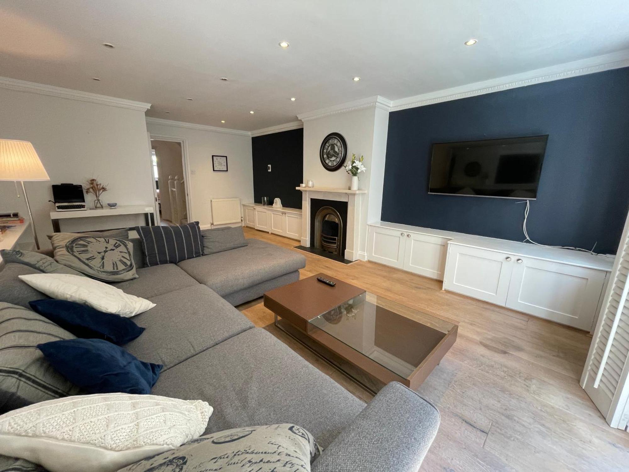 5 Bed House - Fancy - Sleep Up To 12 - Holiday home London