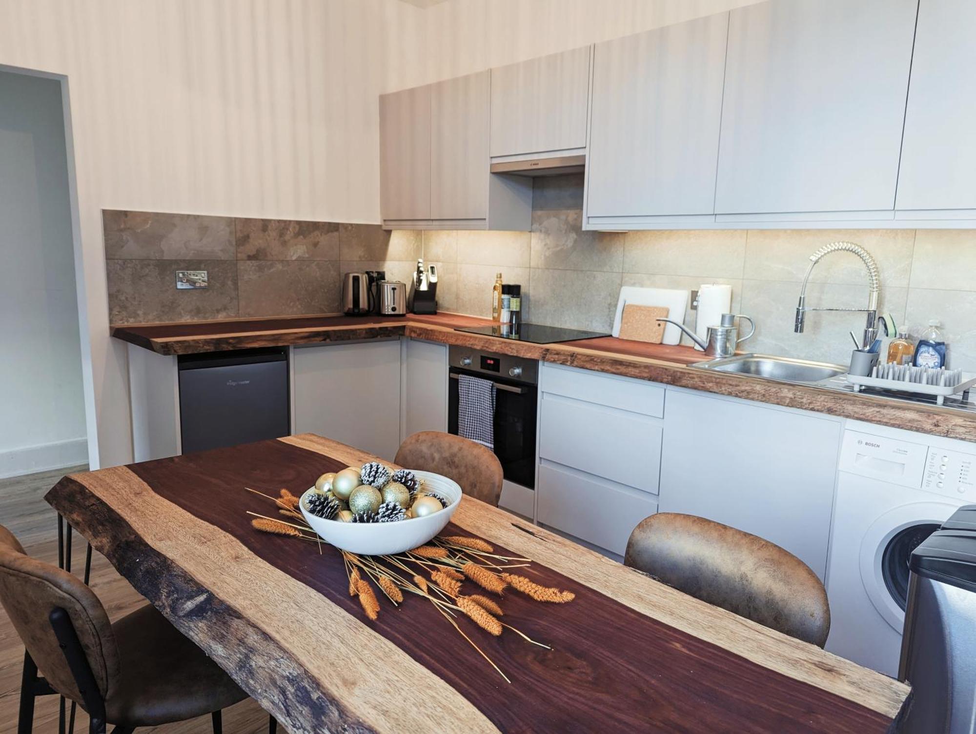 Stylish 2 Bedroom Flat Apartment *