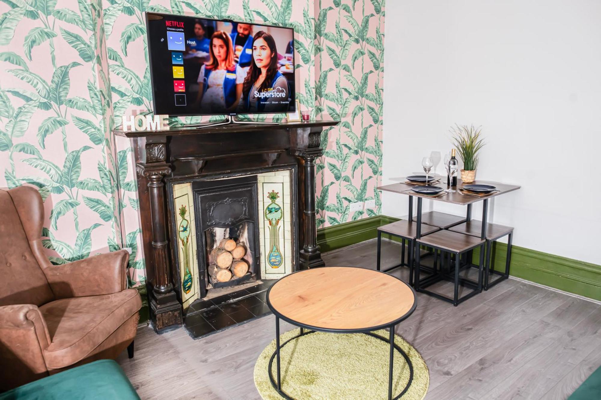 2 Bedroom Flat With Indoor Fireplace In Shepherds Bush, Near White