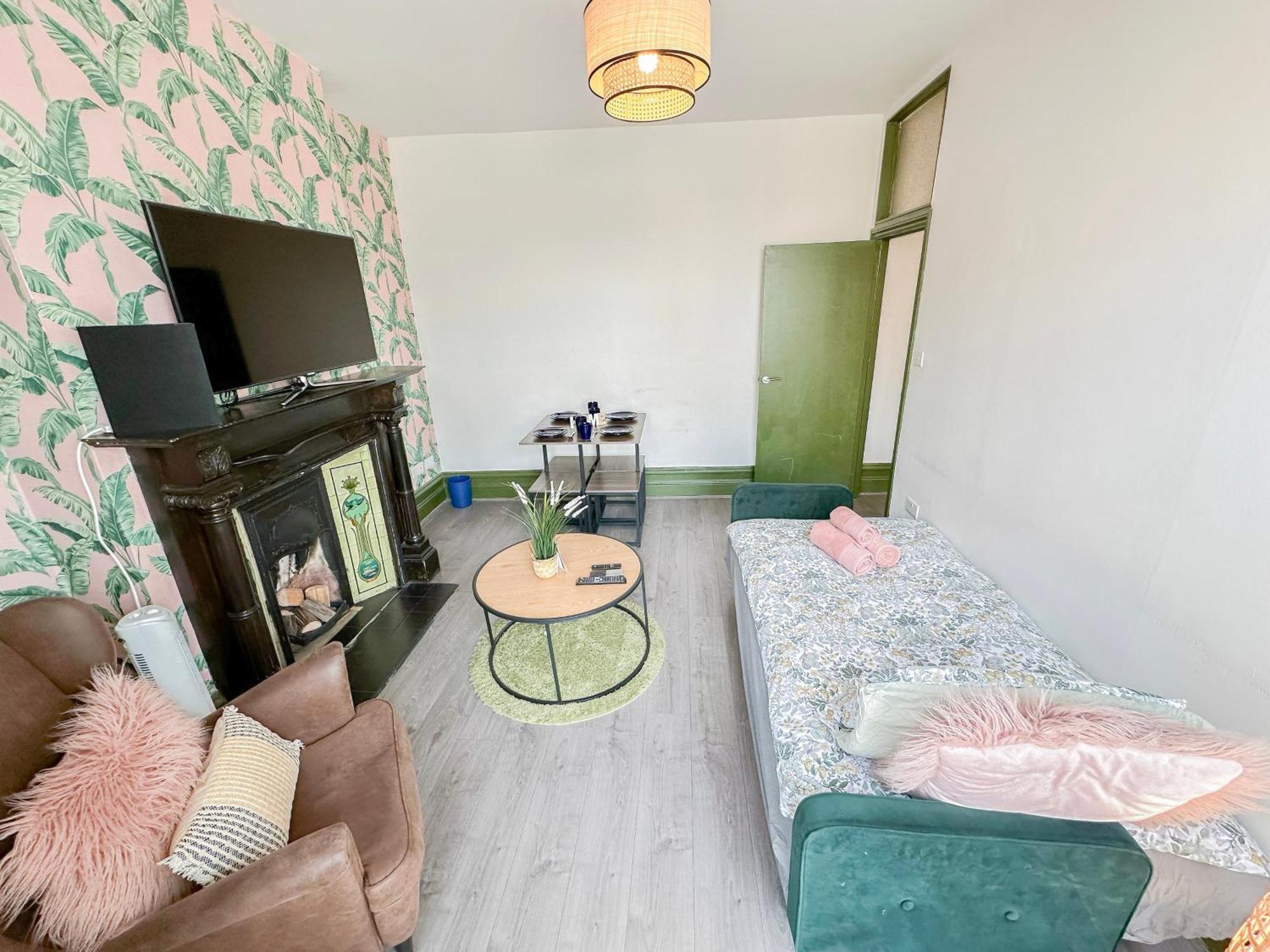 2 Bedroom Flat With Indoor Fireplace In Shepherds Bush, Near White *