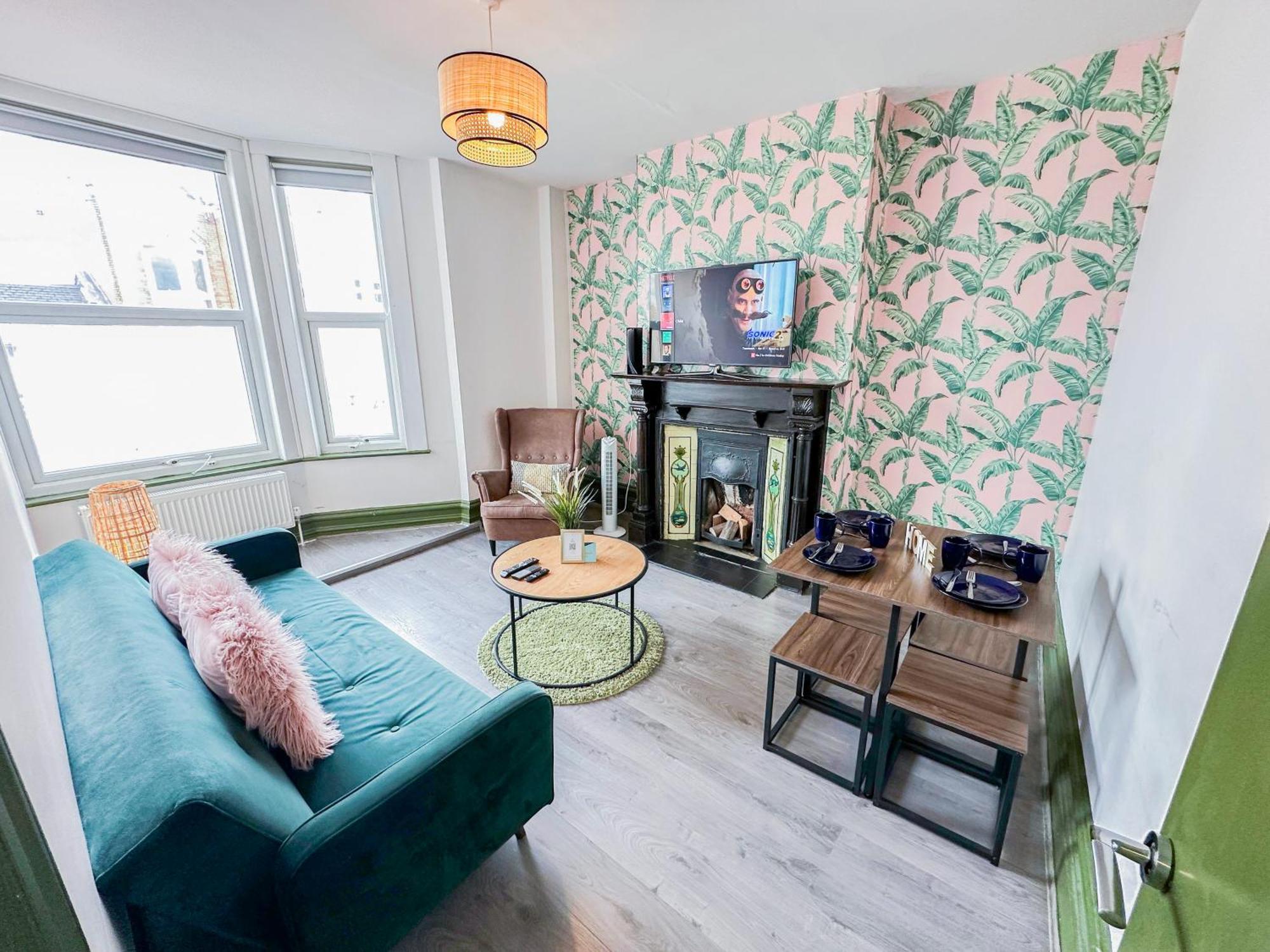 2 Bedroom Flat With Indoor Fireplace In Shepherds Bush, Near White