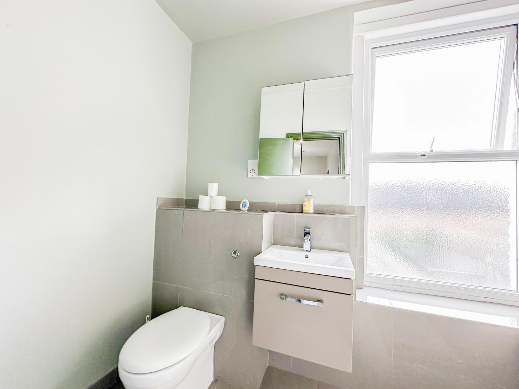 2 Bedroom Flat With Indoor Fireplace In Shepherds Bush, Near White