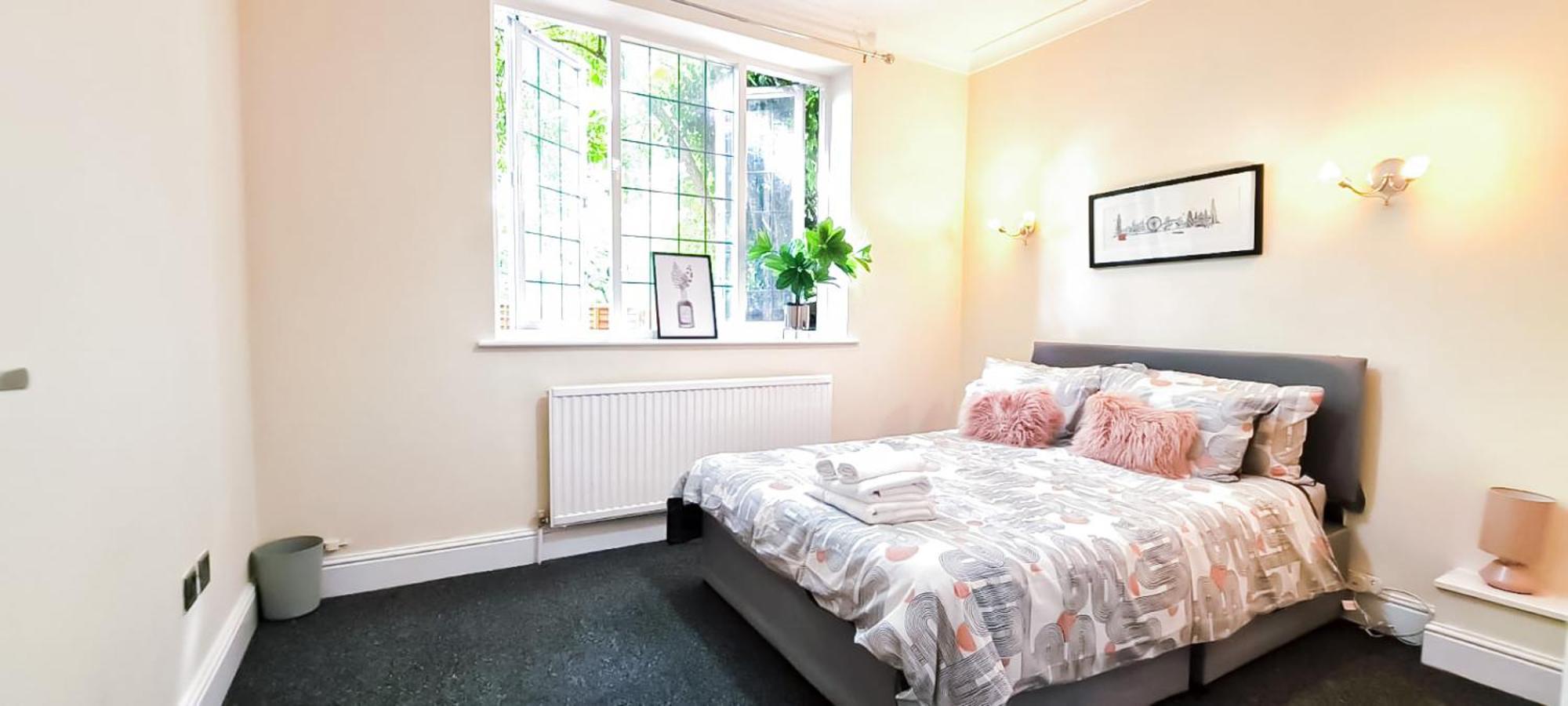 Cosy Near Hampstead Heath With Free On-site Parking & Private Gardens, Golders Green Apartment