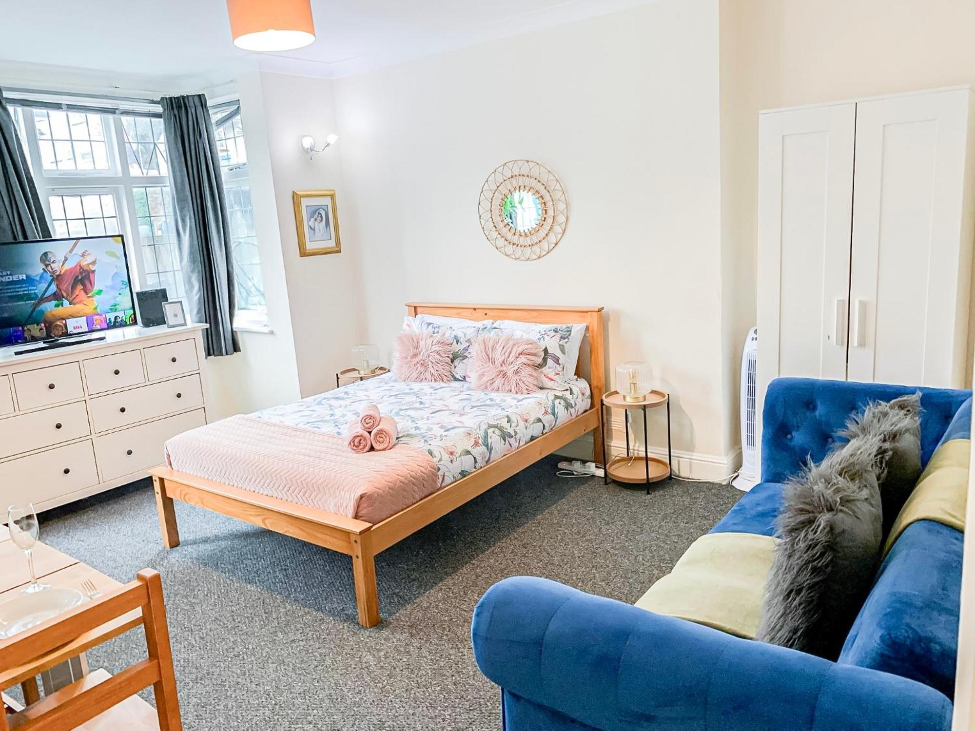 Cosy Near Hampstead Heath With Free On-site Parking & Private Gardens, Golders Green Apartment London