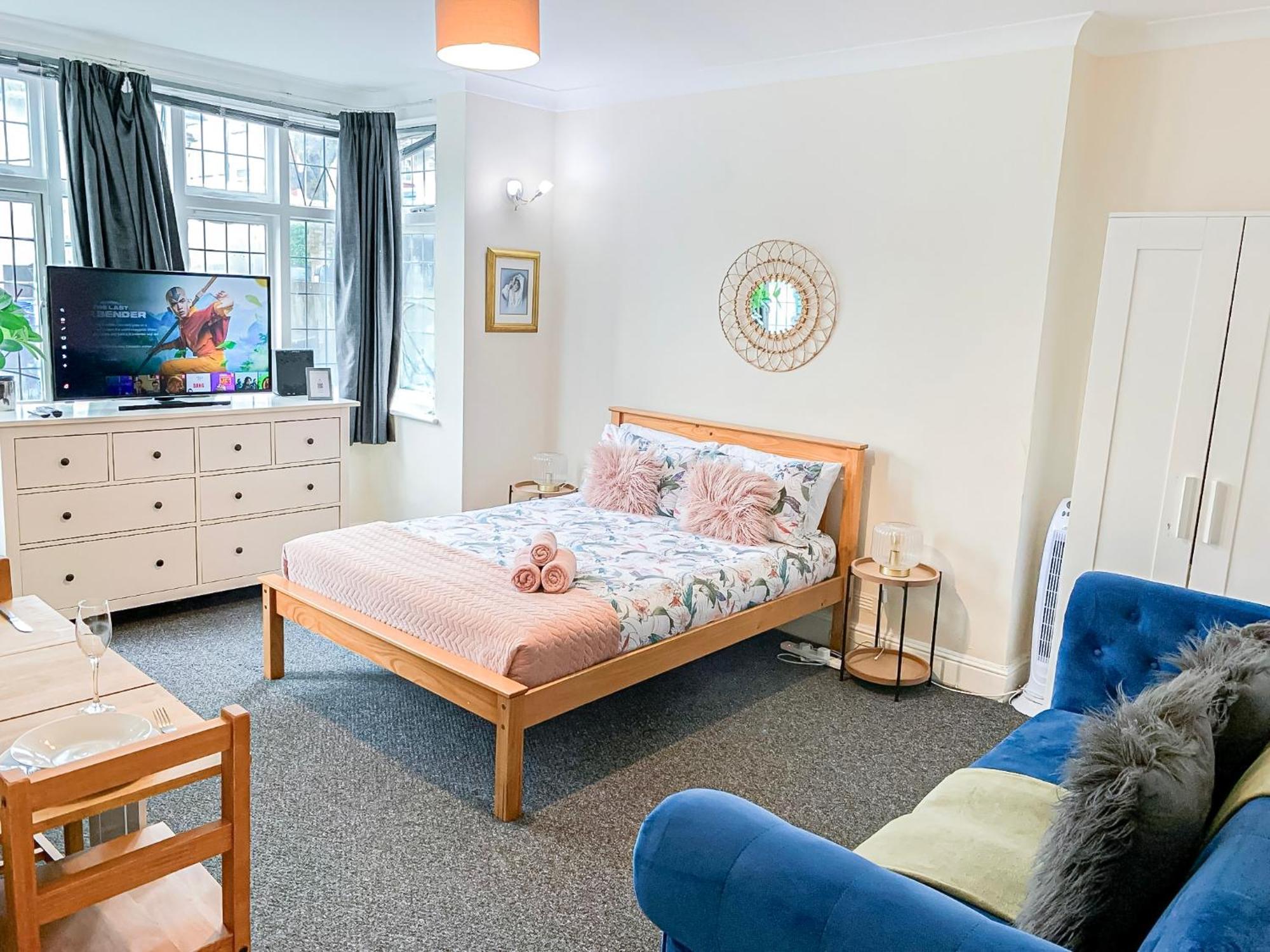Apartment Cosy Near Hampstead Heath With Free On-site Parking & Private Gardens, Golders Green London
