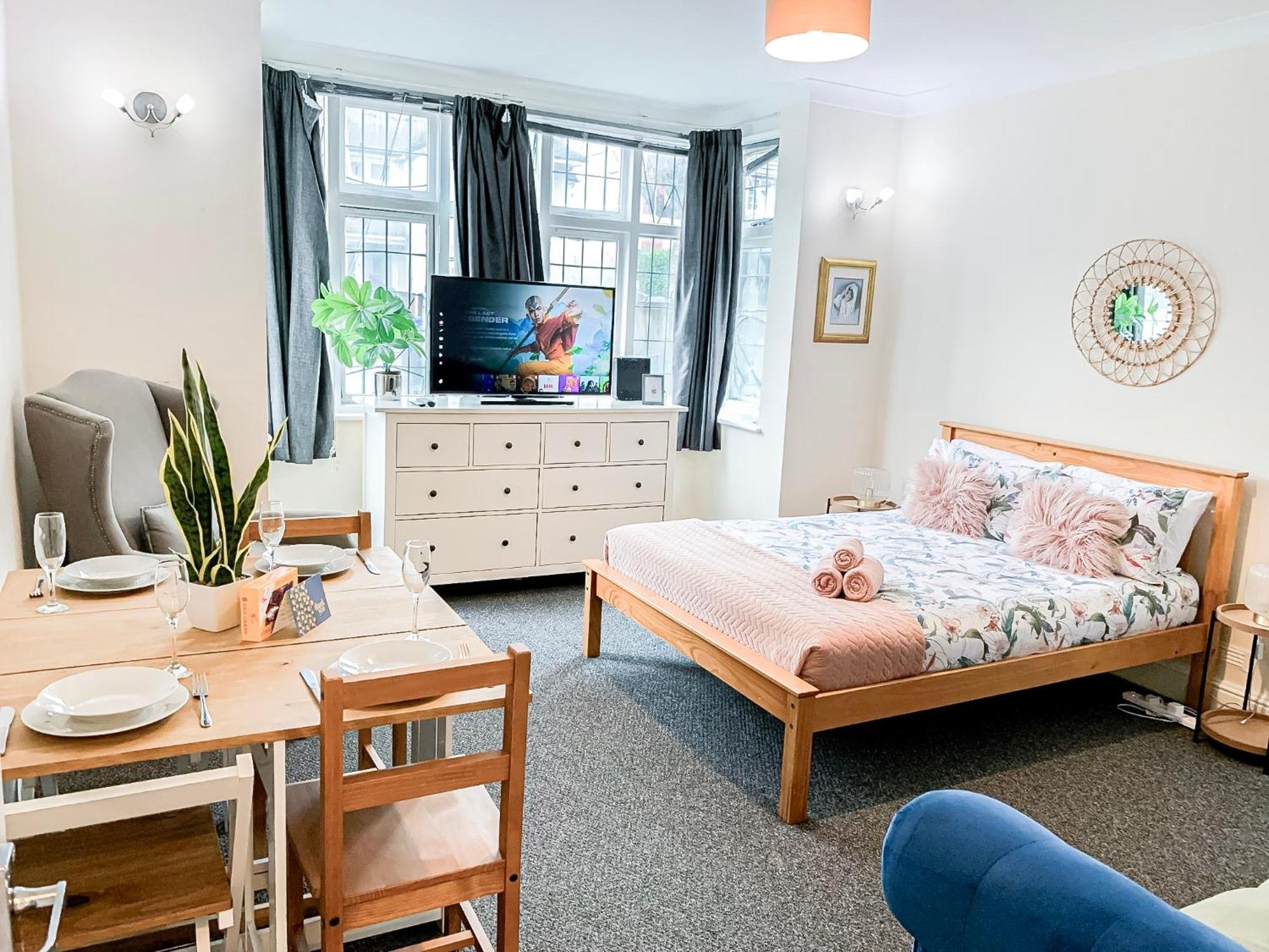 Cosy Near Hampstead Heath With Free On-site Parking & Private Gardens, Golders Green Apartment *