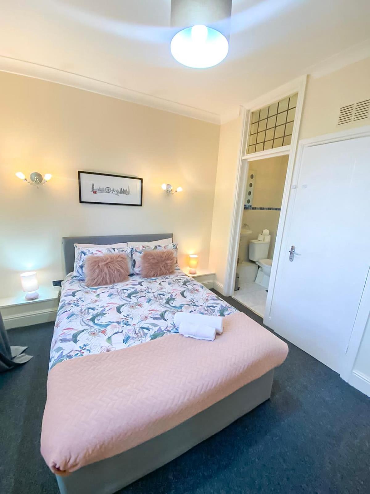 Cosy Near Hampstead Heath With Free On-site Parking & Private Gardens, Golders Green Apartment *