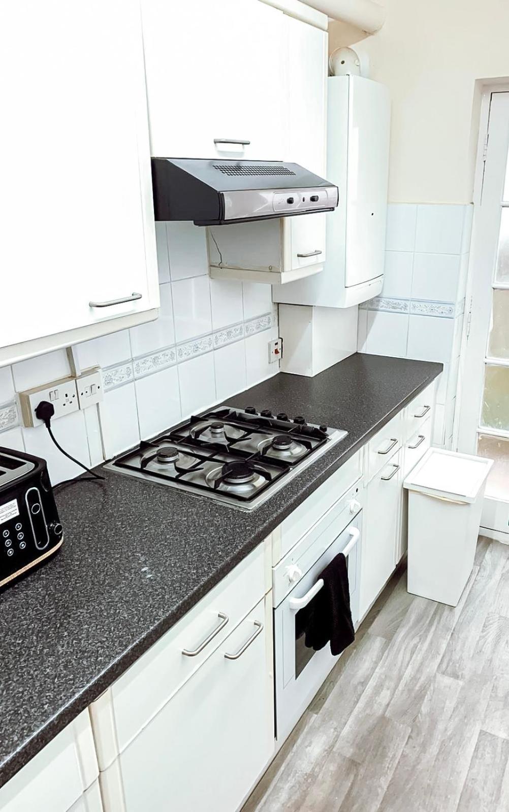 Apartment Cosy Near Hampstead Heath With Free On-site Parking & Private Gardens, Golders Green *