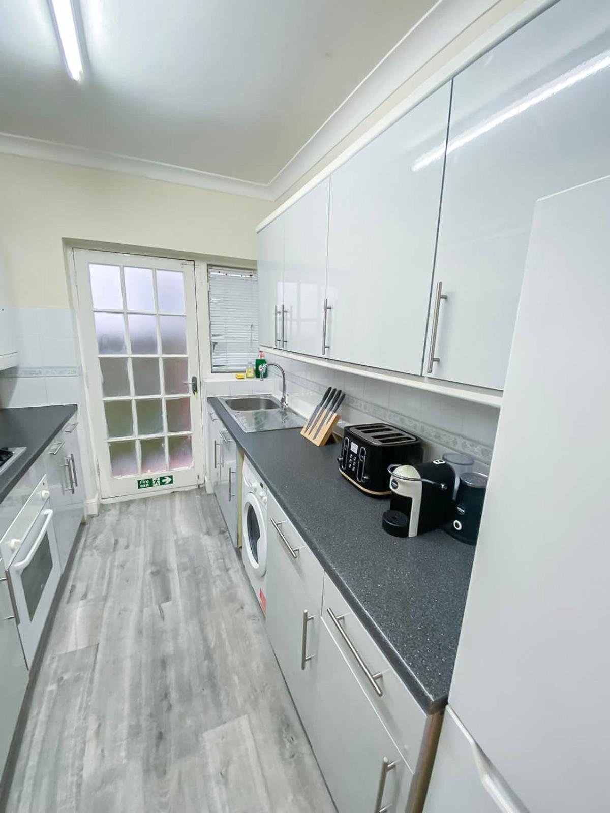 Apartment Cosy Near Hampstead Heath With Free On-site Parking & Private Gardens, Golders Green London