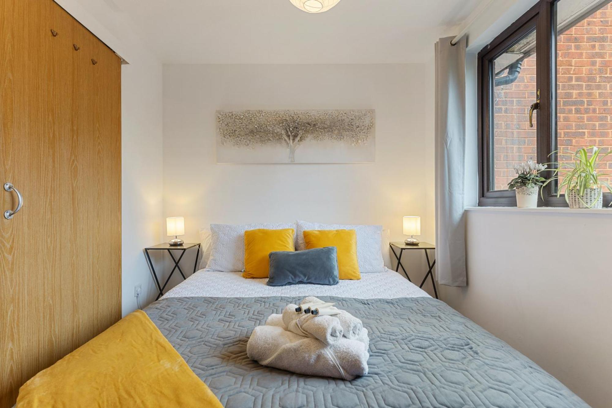 Short At Claire Place Apartment London