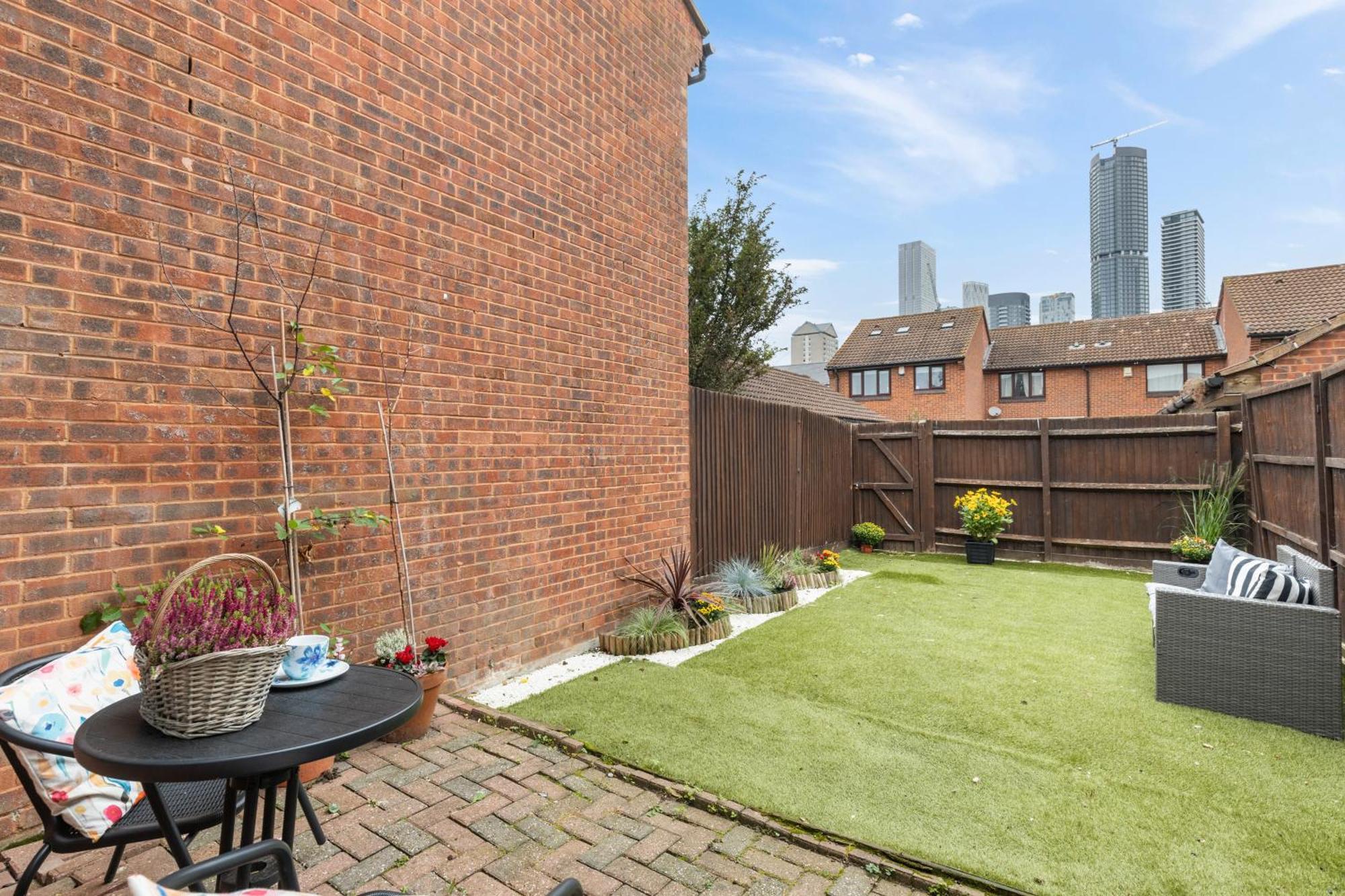 Short At Claire Place Apartment London