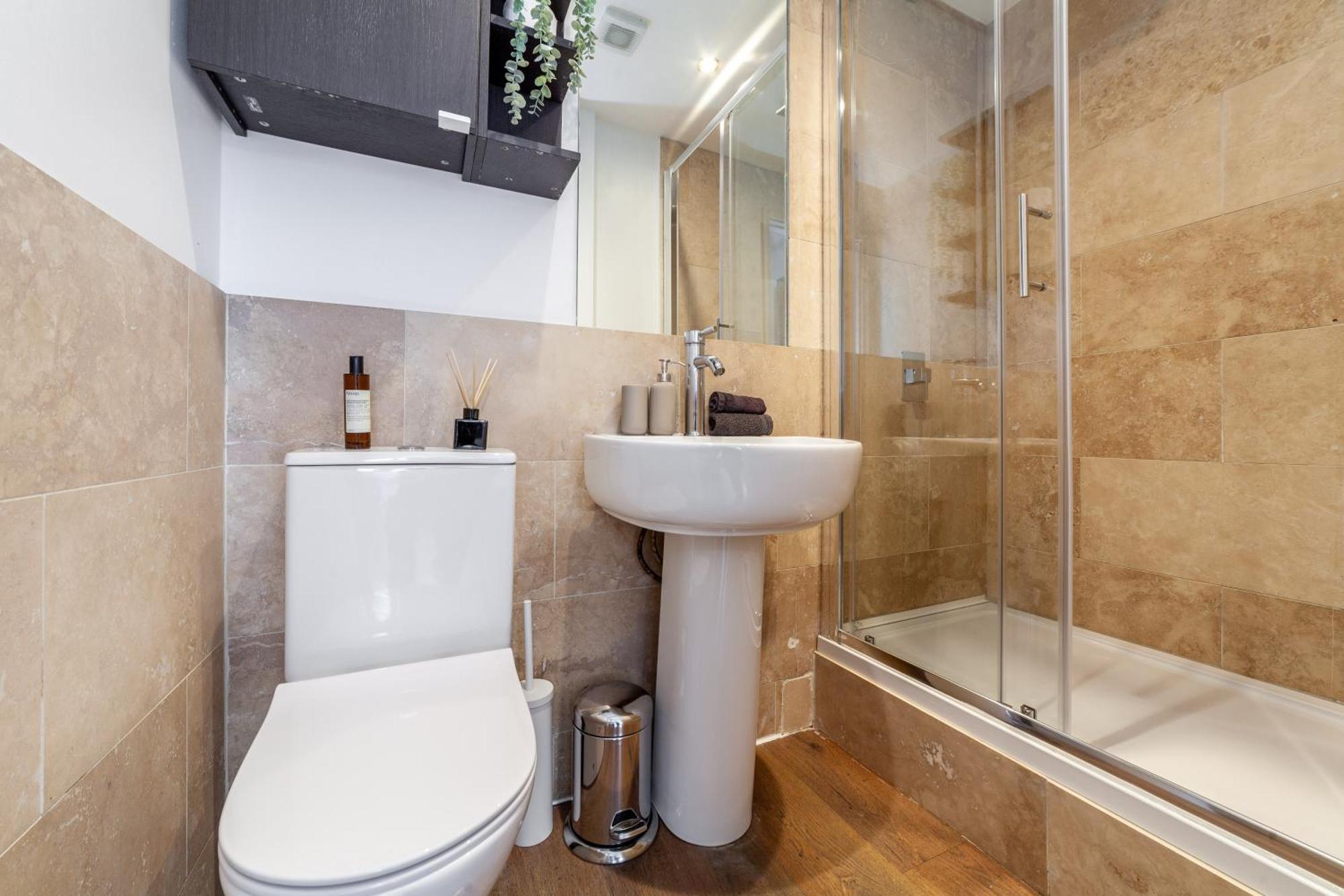 Modern 3 Bed & 3 Bathrooms Flat, Hackney Downs * Londen