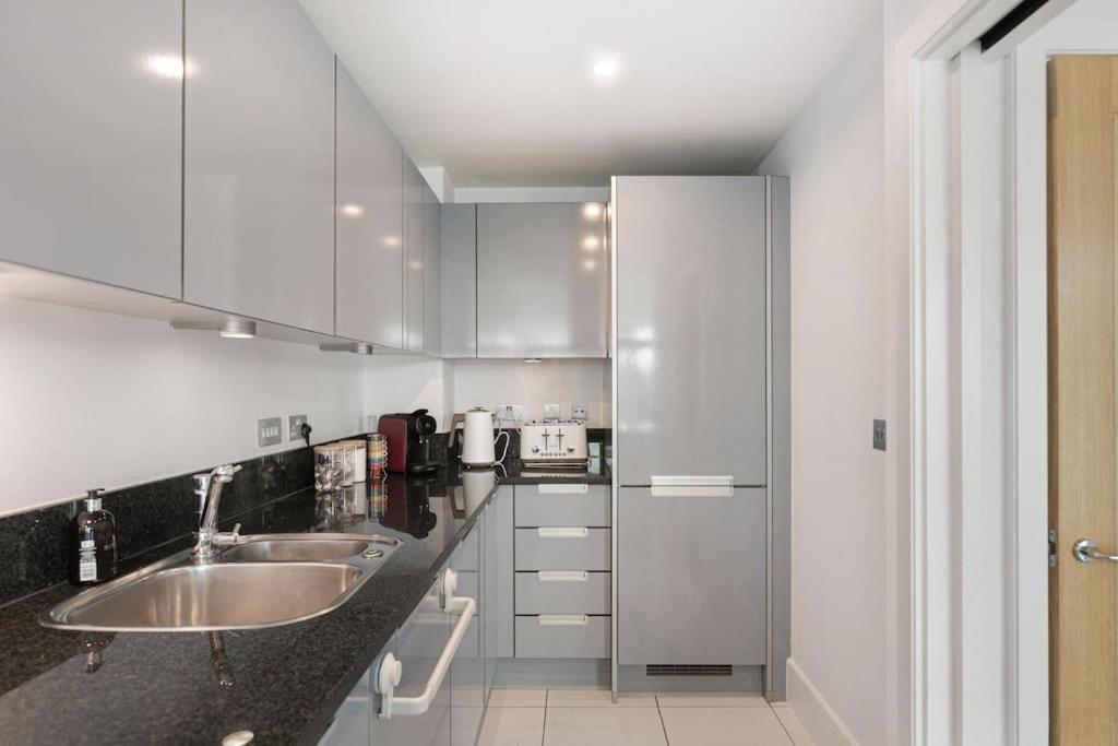 Apartamento 2 Bed Riverside Flat With Breath Taking Views *