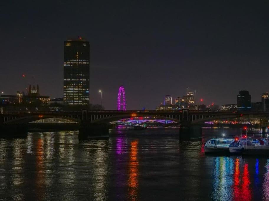 2 Bed Riverside Flat With Breath Taking Views * Londres