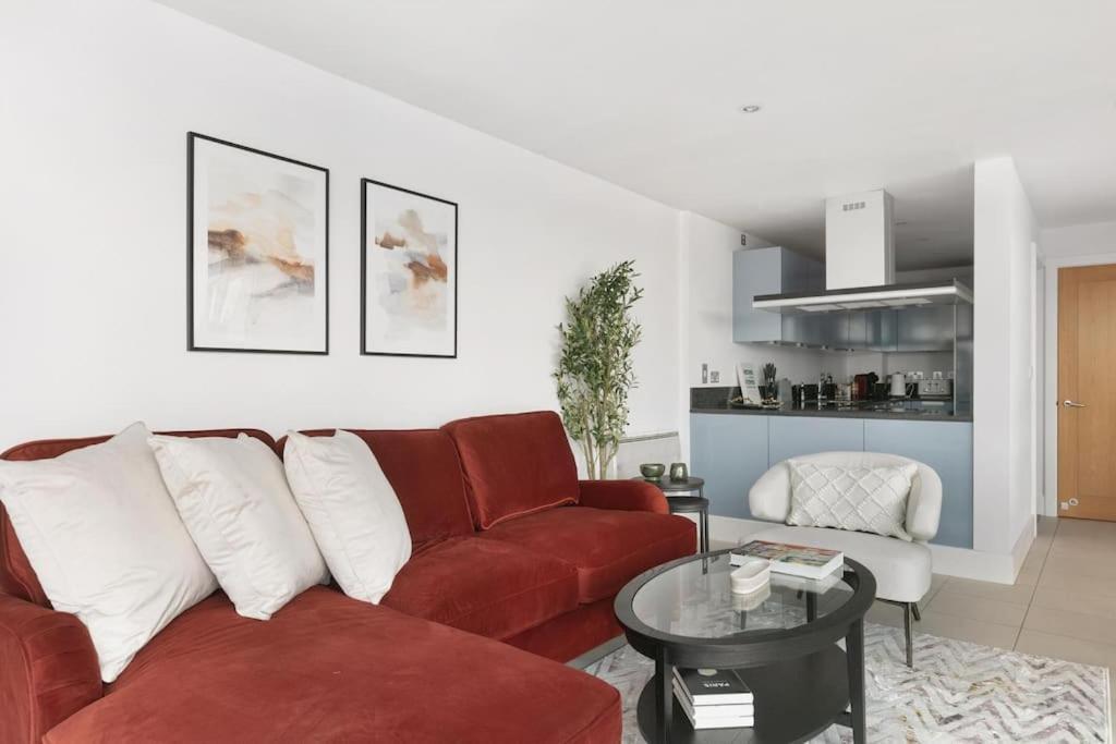 2 Bed Riverside Flat With Breath Taking Views * Londres