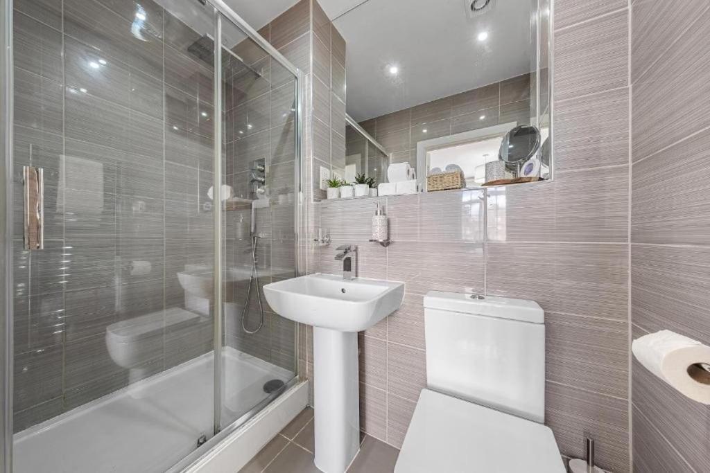 Modern 2 Bed 2 Bathroom Clapham