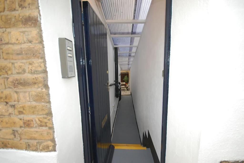 Newly Refurbished - Flat 8 *