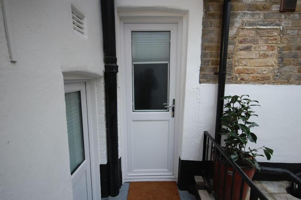Newly Refurbished - Flat 8 Apartment London