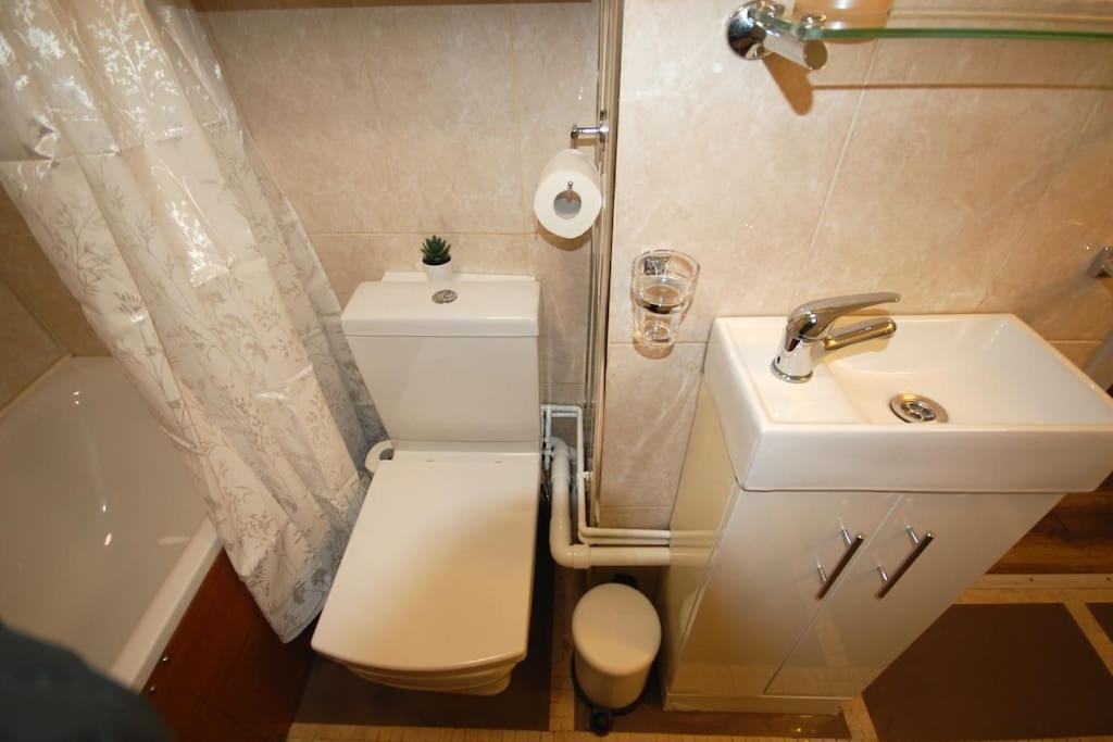 Newly Refurbished - Flat 8 * London