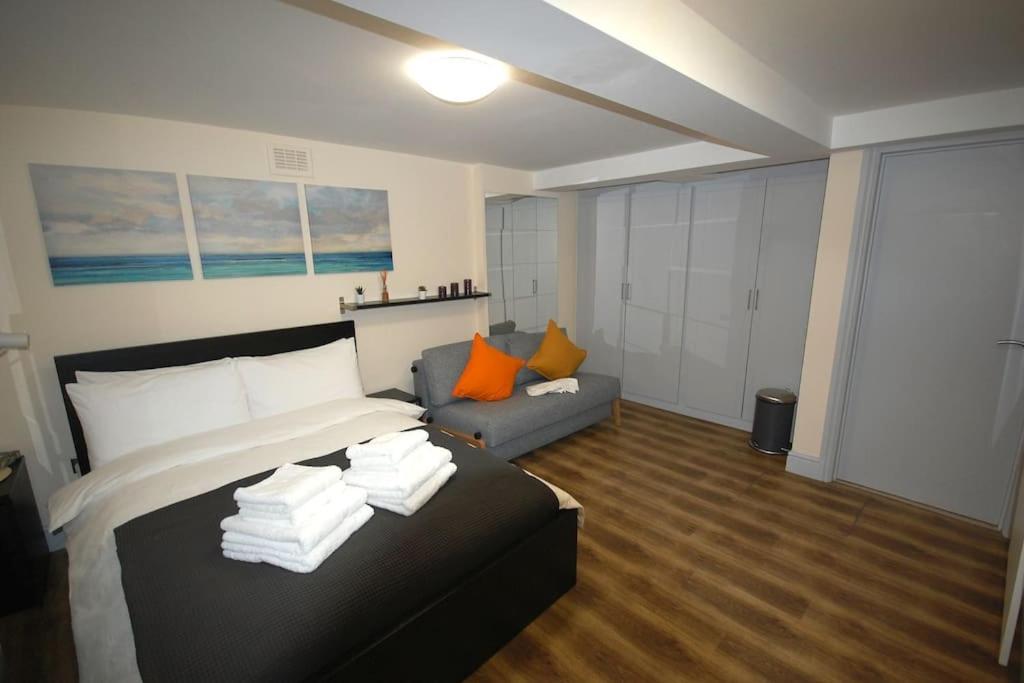 Newly Refurbished - Flat 8 London