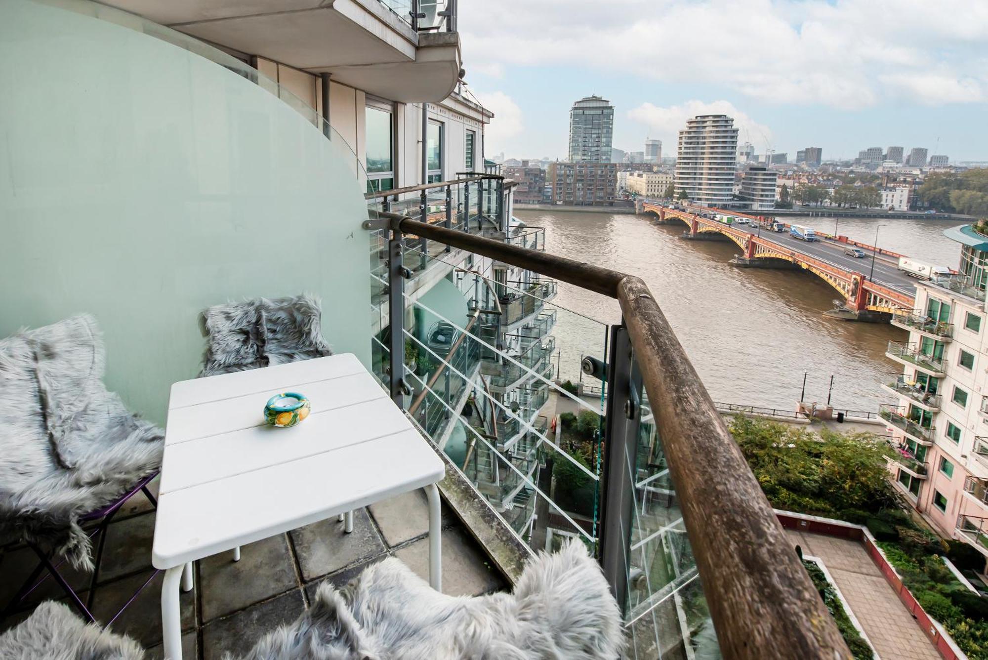 Apartment Modern 2 Bedroom 2 Bath With River View London