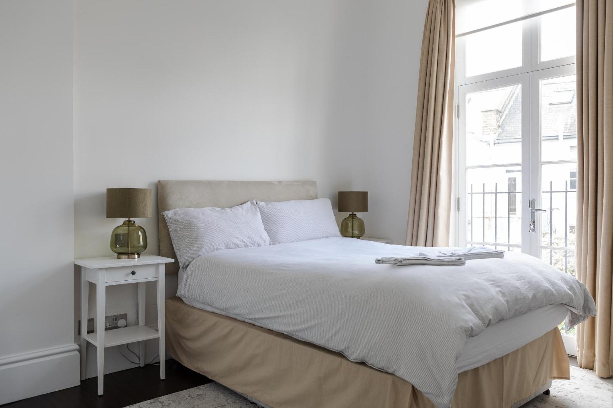 Number 53 - Stunning Maisonette With Parking In Kensington & Chelsea Apartment *