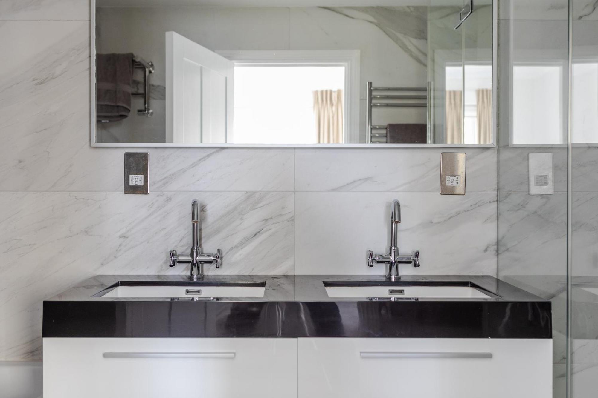 Number 53 - Stunning Maisonette With Parking In Kensington & Chelsea Apartment *