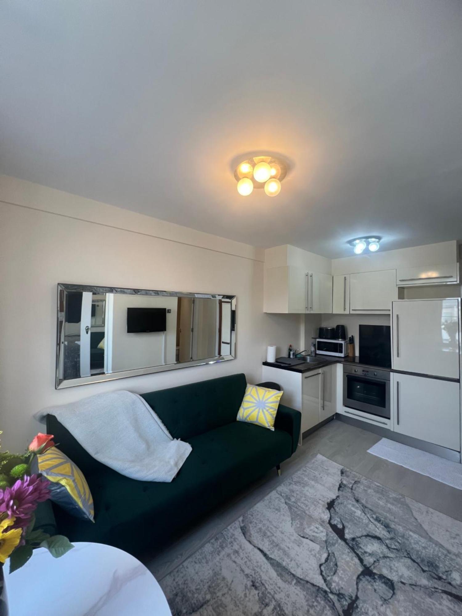 Beautiful One Bedroom Close To Harrods Apartment *