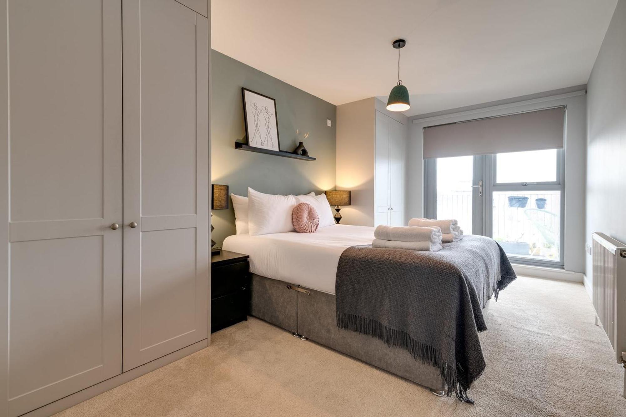 Spacious Modern Camberwell Apartment *