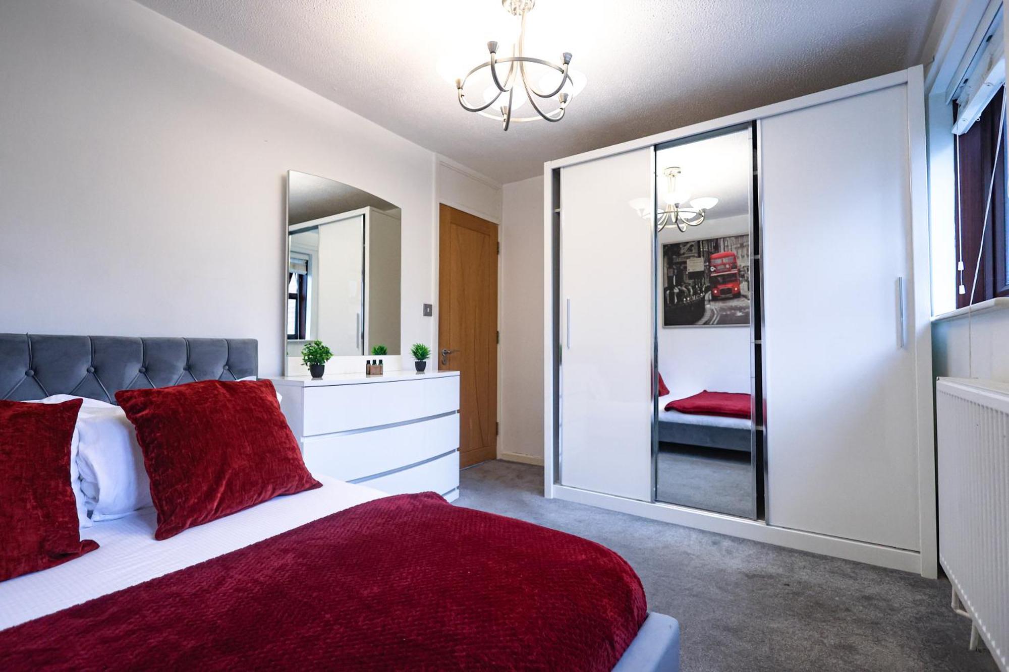 The Heart Of Brick Lane, Sleeps 7! Holiday home London