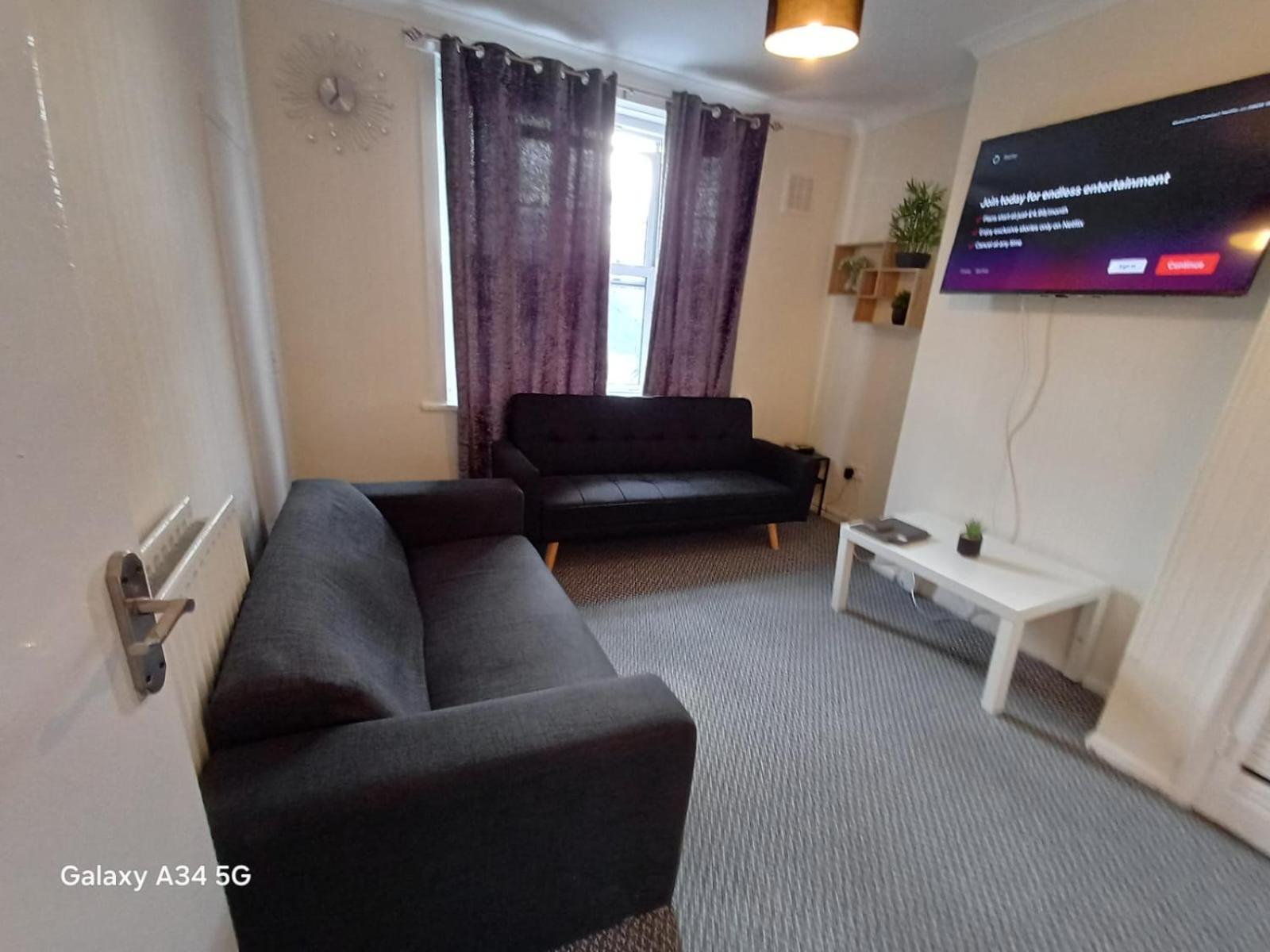 Apartment Beautiful Two Bedroom Near O2 Arena *