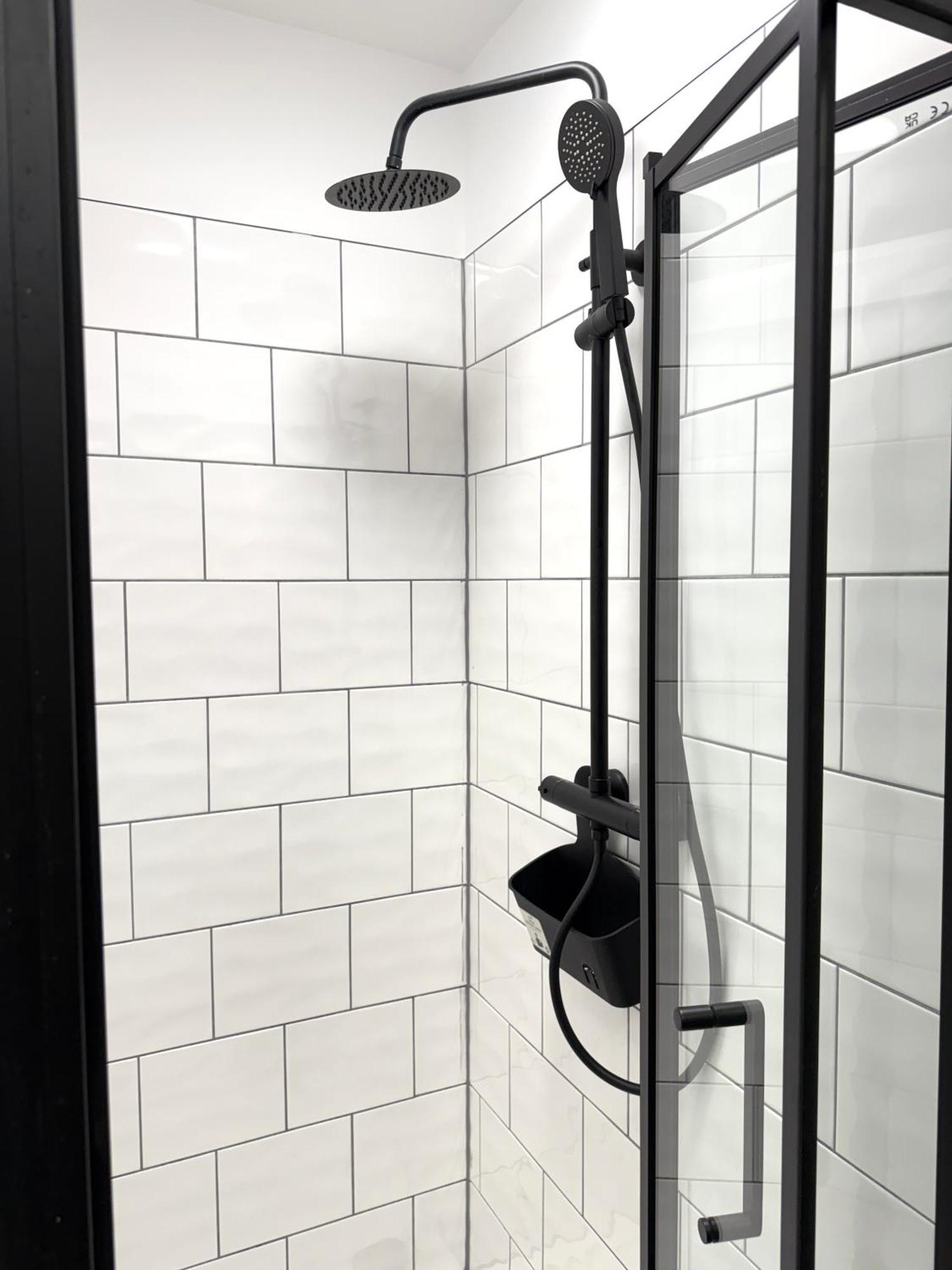 Beautiful En-suite By Hostara Homes London