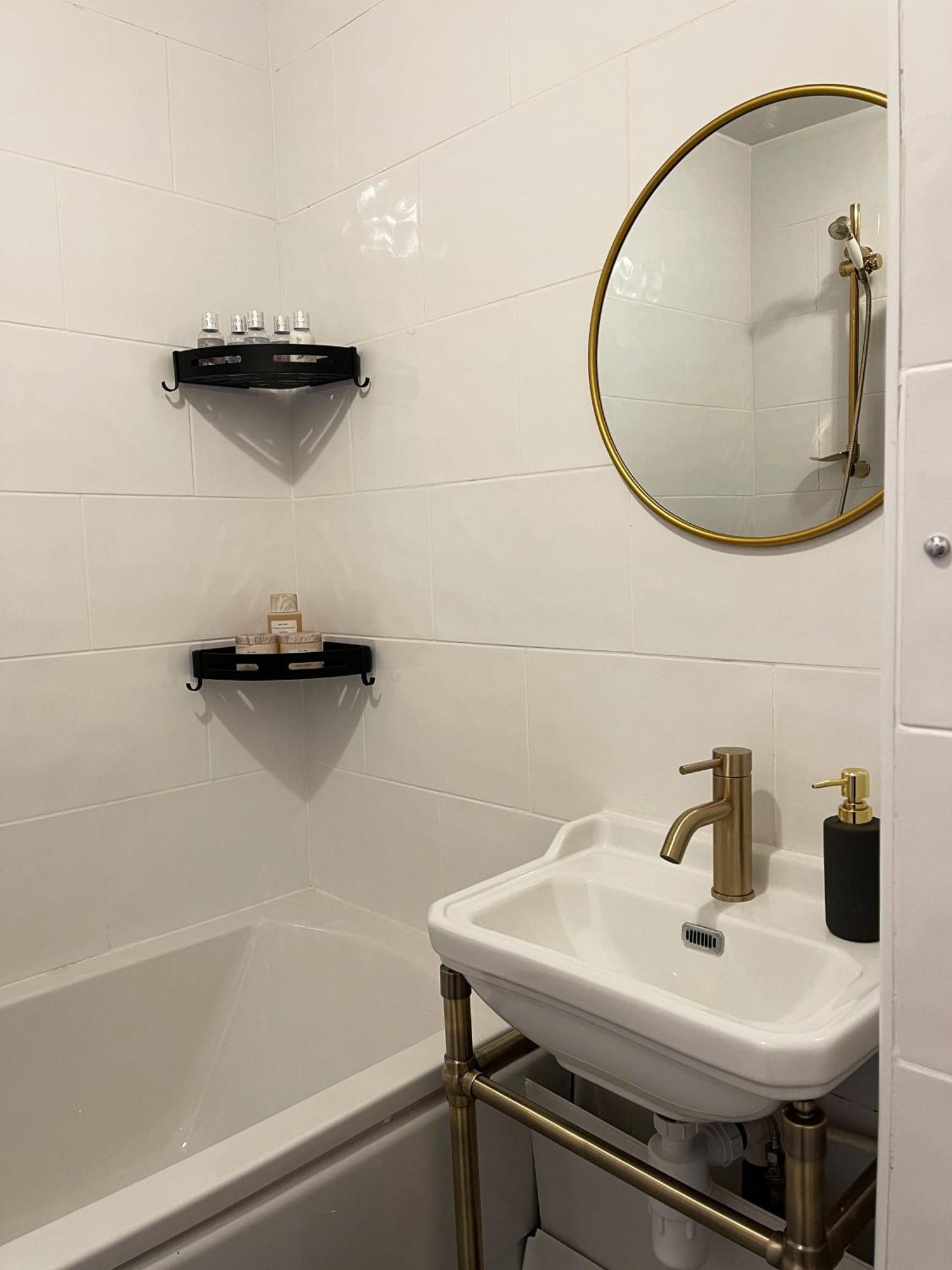 Harper's Place Near Kings Cross - 2 Double Beds, 1 Sofa Bed, Great Location, Ideal For Families * London