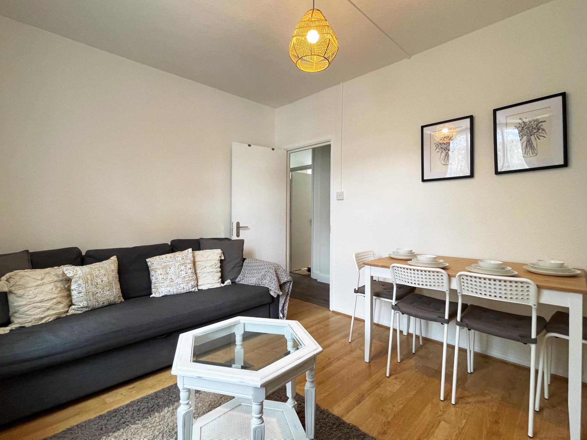 Harper's Place Near Kings Cross - 2 Double Beds, 1 Sofa Bed, Great Location, Ideal For Families London