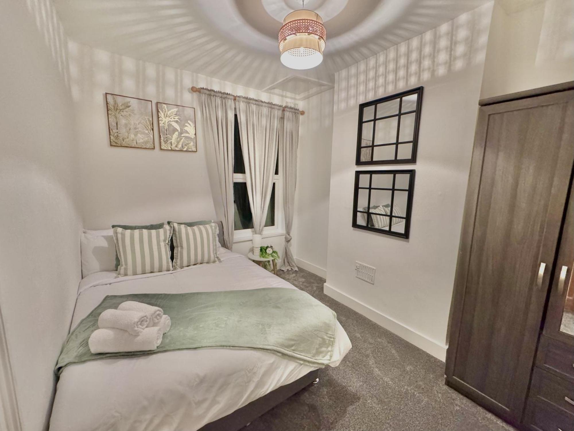 Spacious 3 Bedroom House Near London, O2, Excel, Stratford, Tube Station & Parking Available Сasa de vacaciones *