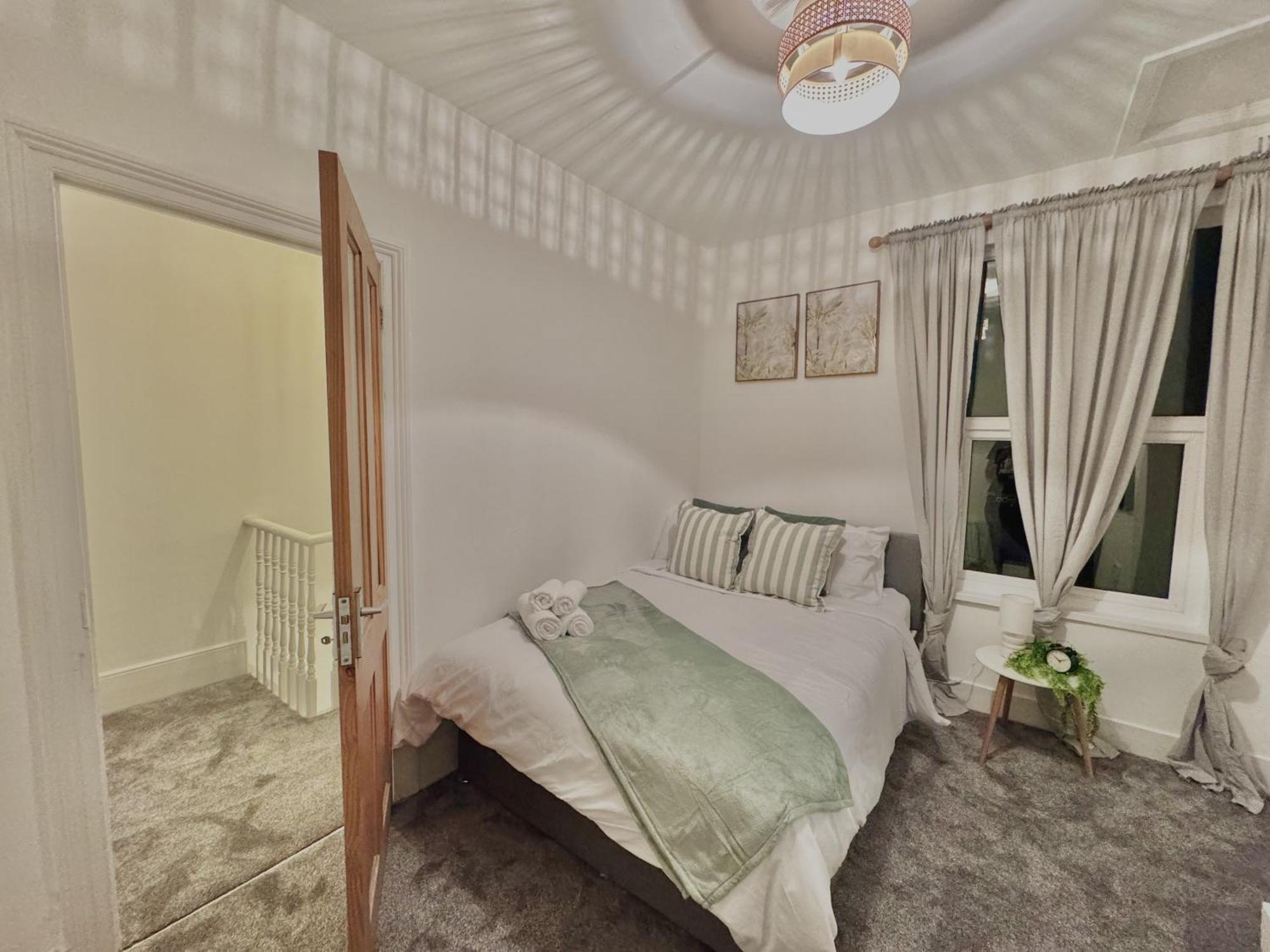 Spacious 3 Bedroom House Near London, O2, Excel, Stratford, Tube Station & Parking Available Сasa de vacaciones Londres