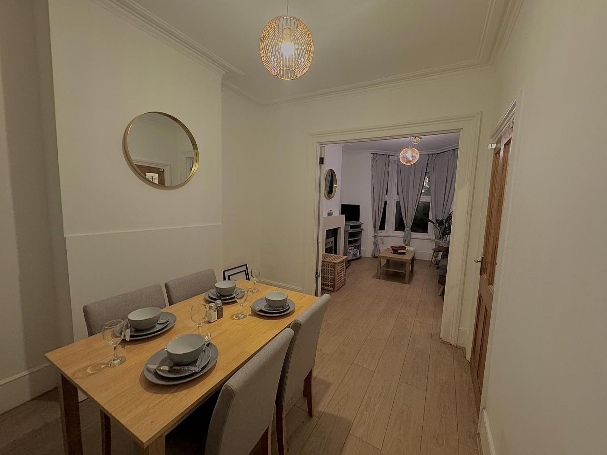 Spacious 3 Bedroom House Near London, O2, Excel, Stratford, Tube Station & Parking Available Сasa de vacaciones *