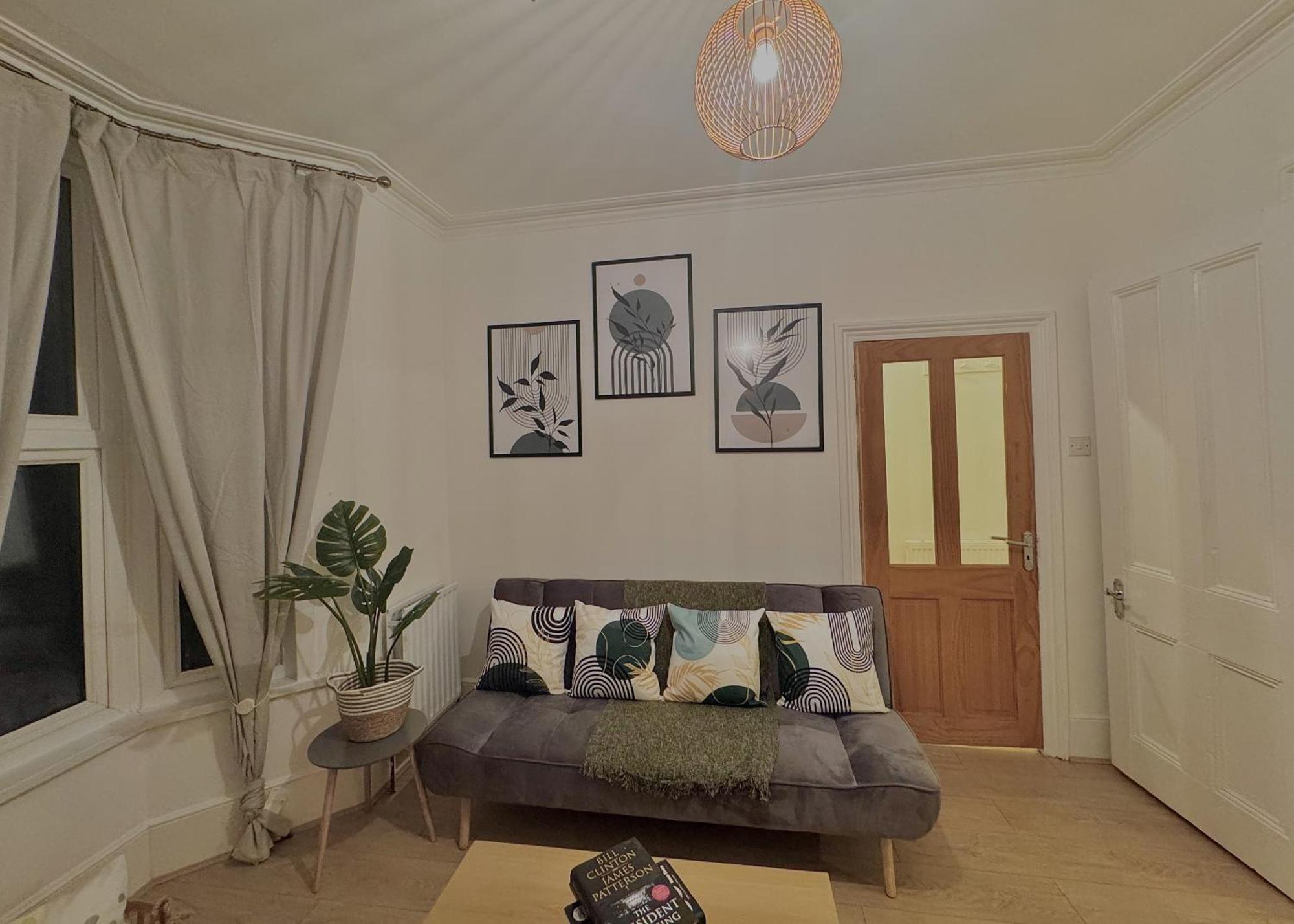 Сasa de vacaciones Spacious 3 Bedroom House Near London, O2, Excel, Stratford, Tube Station & Parking Available *