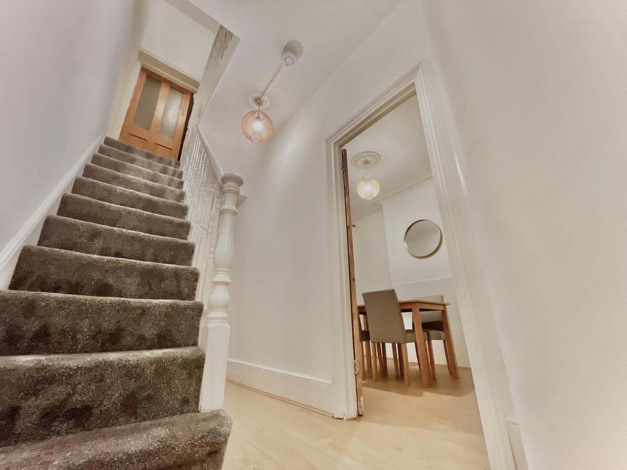 Spacious 3 Bedroom House Near London, O2, Excel, Stratford, Tube Station & Parking Available Сasa de vacaciones