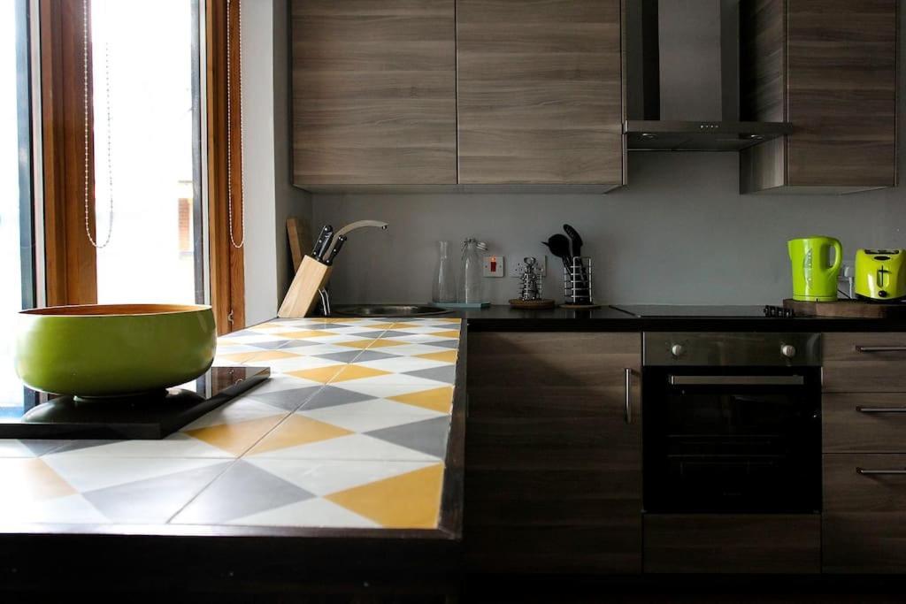 Angel, Bright & Colorful Flat Apartment