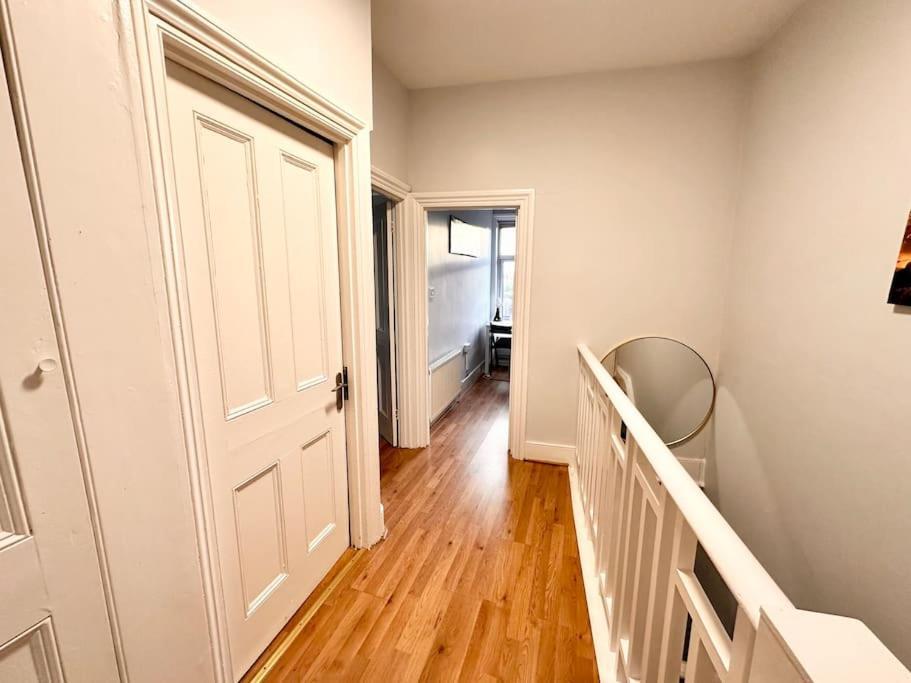 4 Bedroom House In Se4 Apartment *
