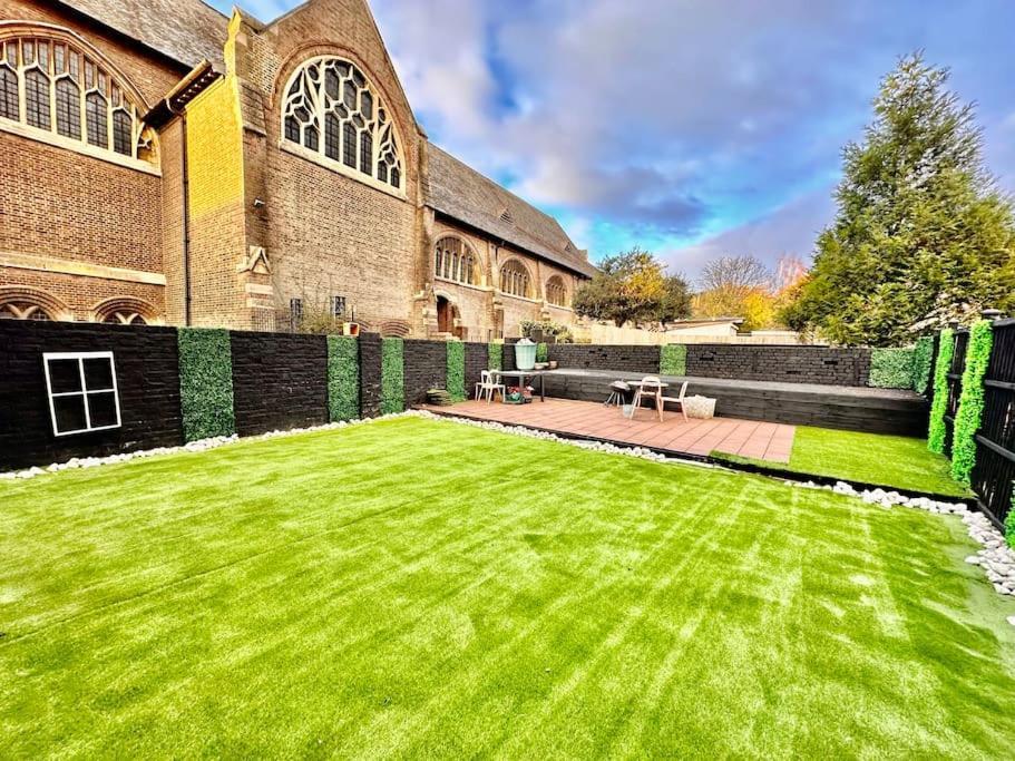 Apartment 4 Bedroom House In Se4 London